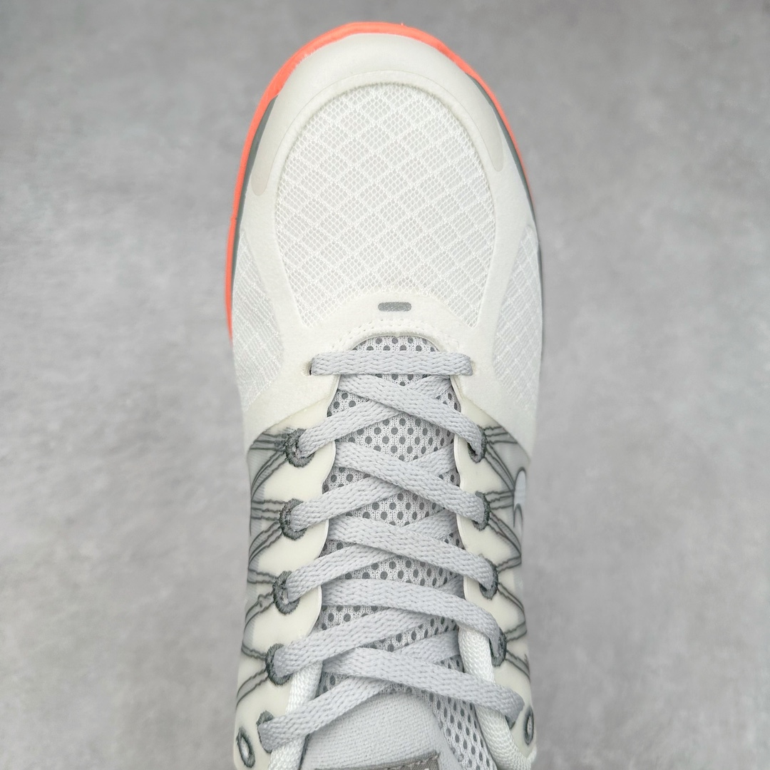 图片[4]-NK Lunar Roam 露娜太空漫步系列轻量透气休闲运动跑步慢跑鞋 407647-108 近期NK推出了备受瞩目的全新跑鞋Lunar Roam，将Lunar科技重新注入市场，为慢跑和日常穿着提供了全新的选择。Nike Lunar科技最早于2008年问世，当时被成功地运用于多款经典鞋款，如Hyperdunk 2008、Air Max 90、Air Force 1等。经过一段时间的沉寂，Lunar科技再度崭露头角，重新定义了舒适性和缓震性能的标准。相比专业跑鞋领域的后起之秀ZoomX，这次Lunar Roam将焦点放在了慢跑鞋的定位上，为用户带来了柔软的脚感和出众的回弹力，使其成为日常穿着的理想之选。Nike Lunar Roam 在外观设计上秉承了2010年前后的复合鞋面设计理念。鞋面采用轻质网布搭配热熔工艺，营造轻盈透气的包裹感受。通过低饱和的大色块拼接，搭配清新的配色，呈现出充满活力的视觉效果。鞋头对称的深灰色TPU与主导色调形成对比，为整体外观注入了一丝千禧年的复古美学。Nike Lunar Roam 不仅在外观上有所创新，在功能方面也引入了一系列先进设计。透气工程网布、Flywire科技的应用以及TPU加固材料的使用，都展示了Nike对于细节和性能的追求。中底依旧采用标志性的Lunar泡棉，提供柔软的脚感和舒适的滚动感，使得这双鞋在慢跑和日常穿着中都能够表现出色。尺码：36 36.5 37.5 38 38.5 39 40-选品中心