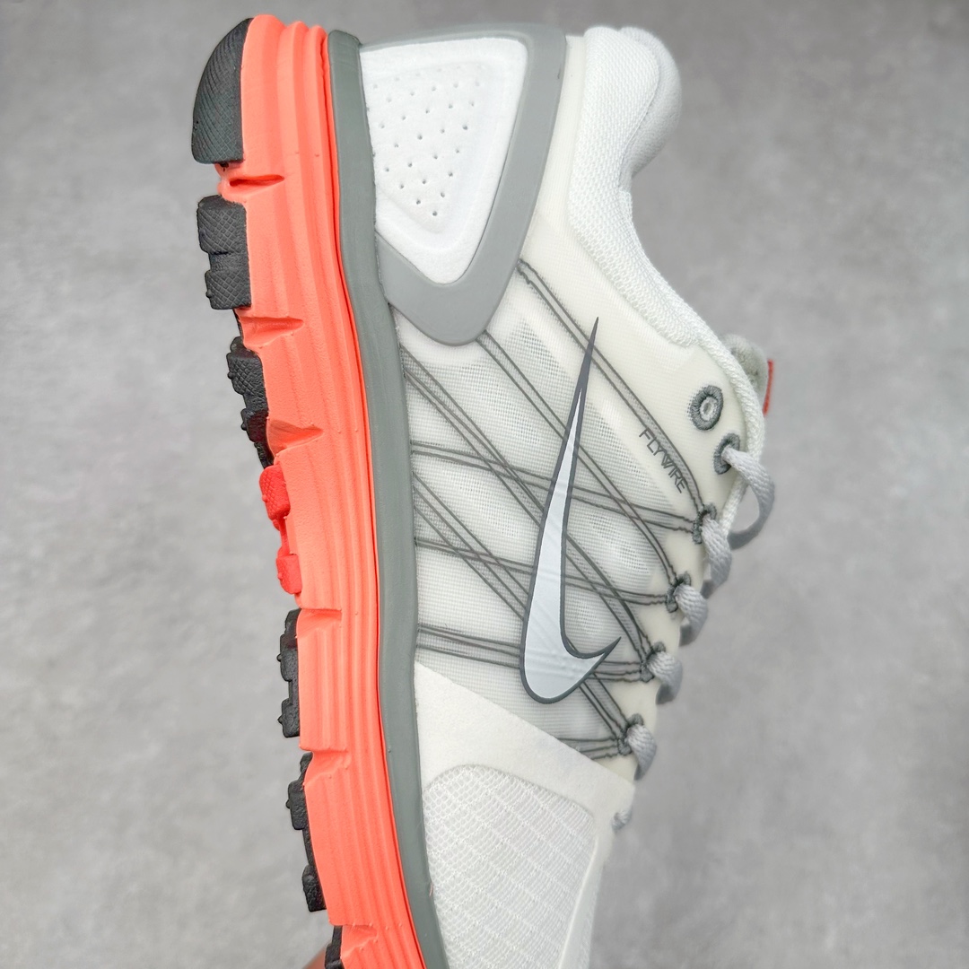 图片[6]-NK Lunar Roam 露娜太空漫步系列轻量透气休闲运动跑步慢跑鞋 407647-108 近期NK推出了备受瞩目的全新跑鞋Lunar Roam，将Lunar科技重新注入市场，为慢跑和日常穿着提供了全新的选择。Nike Lunar科技最早于2008年问世，当时被成功地运用于多款经典鞋款，如Hyperdunk 2008、Air Max 90、Air Force 1等。经过一段时间的沉寂，Lunar科技再度崭露头角，重新定义了舒适性和缓震性能的标准。相比专业跑鞋领域的后起之秀ZoomX，这次Lunar Roam将焦点放在了慢跑鞋的定位上，为用户带来了柔软的脚感和出众的回弹力，使其成为日常穿着的理想之选。Nike Lunar Roam 在外观设计上秉承了2010年前后的复合鞋面设计理念。鞋面采用轻质网布搭配热熔工艺，营造轻盈透气的包裹感受。通过低饱和的大色块拼接，搭配清新的配色，呈现出充满活力的视觉效果。鞋头对称的深灰色TPU与主导色调形成对比，为整体外观注入了一丝千禧年的复古美学。Nike Lunar Roam 不仅在外观上有所创新，在功能方面也引入了一系列先进设计。透气工程网布、Flywire科技的应用以及TPU加固材料的使用，都展示了Nike对于细节和性能的追求。中底依旧采用标志性的Lunar泡棉，提供柔软的脚感和舒适的滚动感，使得这双鞋在慢跑和日常穿着中都能够表现出色。尺码：36 36.5 37.5 38 38.5 39 40-选品中心