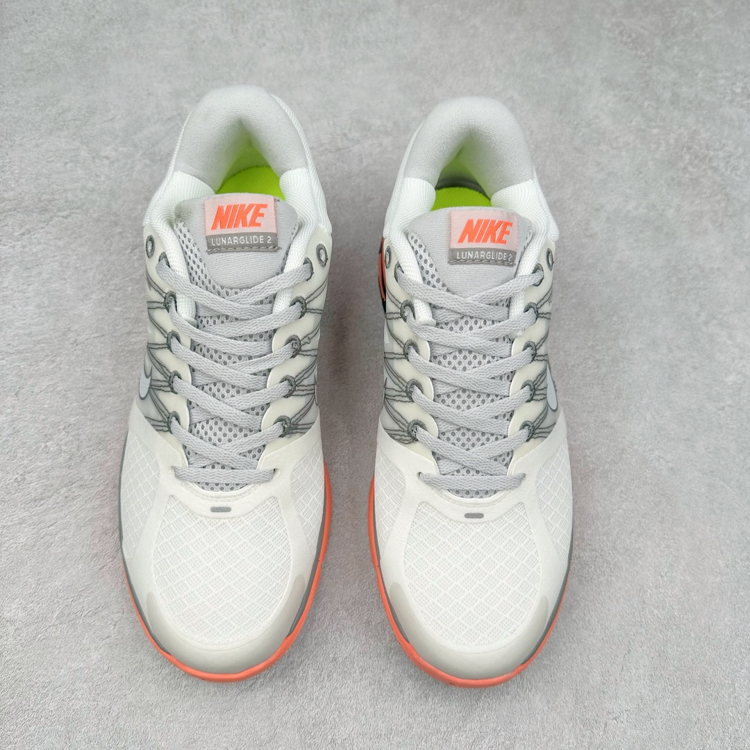 图片[2]-NK Lunar Roam 露娜太空漫步系列轻量透气休闲运动跑步慢跑鞋 407647-108 近期NK推出了备受瞩目的全新跑鞋Lunar Roam，将Lunar科技重新注入市场，为慢跑和日常穿着提供了全新的选择。Nike Lunar科技最早于2008年问世，当时被成功地运用于多款经典鞋款，如Hyperdunk 2008、Air Max 90、Air Force 1等。经过一段时间的沉寂，Lunar科技再度崭露头角，重新定义了舒适性和缓震性能的标准。相比专业跑鞋领域的后起之秀ZoomX，这次Lunar Roam将焦点放在了慢跑鞋的定位上，为用户带来了柔软的脚感和出众的回弹力，使其成为日常穿着的理想之选。Nike Lunar Roam 在外观设计上秉承了2010年前后的复合鞋面设计理念。鞋面采用轻质网布搭配热熔工艺，营造轻盈透气的包裹感受。通过低饱和的大色块拼接，搭配清新的配色，呈现出充满活力的视觉效果。鞋头对称的深灰色TPU与主导色调形成对比，为整体外观注入了一丝千禧年的复古美学。Nike Lunar Roam 不仅在外观上有所创新，在功能方面也引入了一系列先进设计。透气工程网布、Flywire科技的应用以及TPU加固材料的使用，都展示了Nike对于细节和性能的追求。中底依旧采用标志性的Lunar泡棉，提供柔软的脚感和舒适的滚动感，使得这双鞋在慢跑和日常穿着中都能够表现出色。尺码：36 36.5 37.5 38 38.5 39 40-选品中心