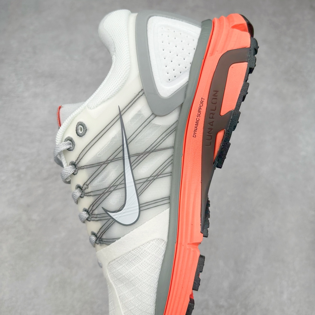 图片[7]-NK Lunar Roam 露娜太空漫步系列轻量透气休闲运动跑步慢跑鞋 407647-108 近期NK推出了备受瞩目的全新跑鞋Lunar Roam，将Lunar科技重新注入市场，为慢跑和日常穿着提供了全新的选择。Nike Lunar科技最早于2008年问世，当时被成功地运用于多款经典鞋款，如Hyperdunk 2008、Air Max 90、Air Force 1等。经过一段时间的沉寂，Lunar科技再度崭露头角，重新定义了舒适性和缓震性能的标准。相比专业跑鞋领域的后起之秀ZoomX，这次Lunar Roam将焦点放在了慢跑鞋的定位上，为用户带来了柔软的脚感和出众的回弹力，使其成为日常穿着的理想之选。Nike Lunar Roam 在外观设计上秉承了2010年前后的复合鞋面设计理念。鞋面采用轻质网布搭配热熔工艺，营造轻盈透气的包裹感受。通过低饱和的大色块拼接，搭配清新的配色，呈现出充满活力的视觉效果。鞋头对称的深灰色TPU与主导色调形成对比，为整体外观注入了一丝千禧年的复古美学。Nike Lunar Roam 不仅在外观上有所创新，在功能方面也引入了一系列先进设计。透气工程网布、Flywire科技的应用以及TPU加固材料的使用，都展示了Nike对于细节和性能的追求。中底依旧采用标志性的Lunar泡棉，提供柔软的脚感和舒适的滚动感，使得这双鞋在慢跑和日常穿着中都能够表现出色。尺码：36 36.5 37.5 38 38.5 39 40-选品中心