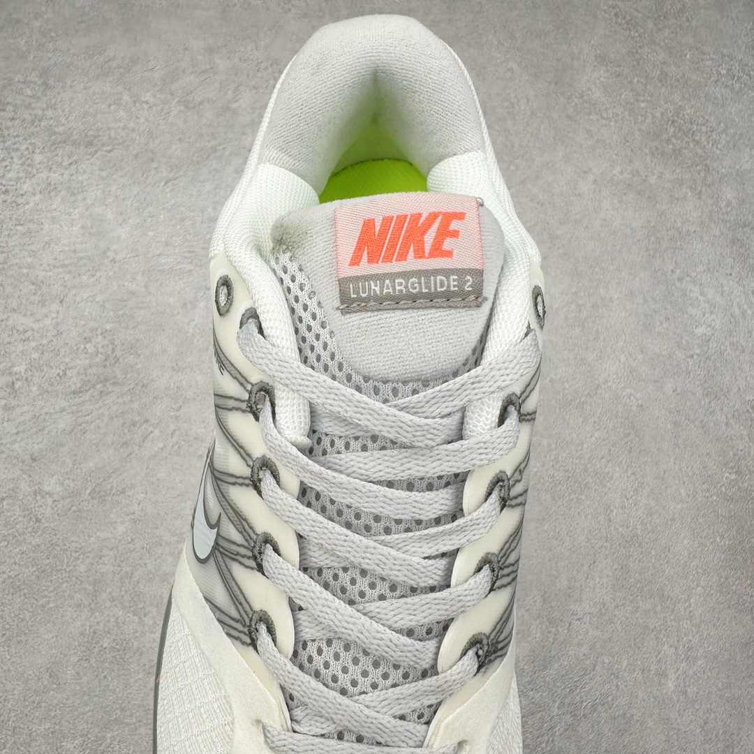 图片[5]-NK Lunar Roam 露娜太空漫步系列轻量透气休闲运动跑步慢跑鞋 407647-108 近期NK推出了备受瞩目的全新跑鞋Lunar Roam，将Lunar科技重新注入市场，为慢跑和日常穿着提供了全新的选择。Nike Lunar科技最早于2008年问世，当时被成功地运用于多款经典鞋款，如Hyperdunk 2008、Air Max 90、Air Force 1等。经过一段时间的沉寂，Lunar科技再度崭露头角，重新定义了舒适性和缓震性能的标准。相比专业跑鞋领域的后起之秀ZoomX，这次Lunar Roam将焦点放在了慢跑鞋的定位上，为用户带来了柔软的脚感和出众的回弹力，使其成为日常穿着的理想之选。Nike Lunar Roam 在外观设计上秉承了2010年前后的复合鞋面设计理念。鞋面采用轻质网布搭配热熔工艺，营造轻盈透气的包裹感受。通过低饱和的大色块拼接，搭配清新的配色，呈现出充满活力的视觉效果。鞋头对称的深灰色TPU与主导色调形成对比，为整体外观注入了一丝千禧年的复古美学。Nike Lunar Roam 不仅在外观上有所创新，在功能方面也引入了一系列先进设计。透气工程网布、Flywire科技的应用以及TPU加固材料的使用，都展示了Nike对于细节和性能的追求。中底依旧采用标志性的Lunar泡棉，提供柔软的脚感和舒适的滚动感，使得这双鞋在慢跑和日常穿着中都能够表现出色。尺码：36 36.5 37.5 38 38.5 39 40-选品中心