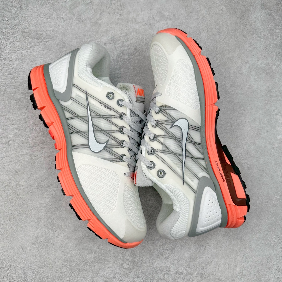 图片[3]-NK Lunar Roam 露娜太空漫步系列轻量透气休闲运动跑步慢跑鞋 407647-108 近期NK推出了备受瞩目的全新跑鞋Lunar Roam，将Lunar科技重新注入市场，为慢跑和日常穿着提供了全新的选择。Nike Lunar科技最早于2008年问世，当时被成功地运用于多款经典鞋款，如Hyperdunk 2008、Air Max 90、Air Force 1等。经过一段时间的沉寂，Lunar科技再度崭露头角，重新定义了舒适性和缓震性能的标准。相比专业跑鞋领域的后起之秀ZoomX，这次Lunar Roam将焦点放在了慢跑鞋的定位上，为用户带来了柔软的脚感和出众的回弹力，使其成为日常穿着的理想之选。Nike Lunar Roam 在外观设计上秉承了2010年前后的复合鞋面设计理念。鞋面采用轻质网布搭配热熔工艺，营造轻盈透气的包裹感受。通过低饱和的大色块拼接，搭配清新的配色，呈现出充满活力的视觉效果。鞋头对称的深灰色TPU与主导色调形成对比，为整体外观注入了一丝千禧年的复古美学。Nike Lunar Roam 不仅在外观上有所创新，在功能方面也引入了一系列先进设计。透气工程网布、Flywire科技的应用以及TPU加固材料的使用，都展示了Nike对于细节和性能的追求。中底依旧采用标志性的Lunar泡棉，提供柔软的脚感和舒适的滚动感，使得这双鞋在慢跑和日常穿着中都能够表现出色。尺码：36 36.5 37.5 38 38.5 39 40-选品中心