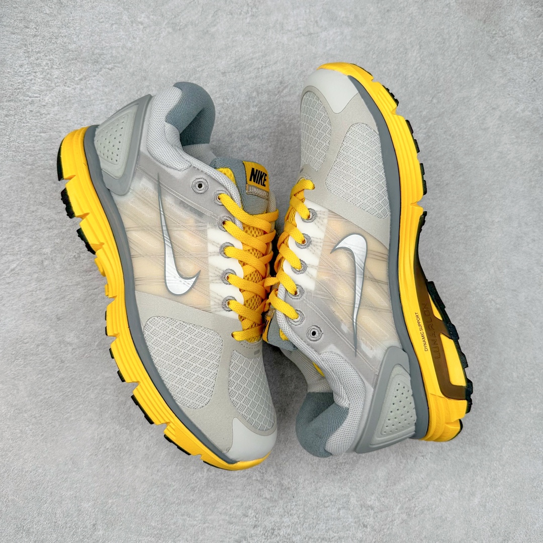 图片[3]-NK Lunar Roam 露娜太空漫步系列轻量透气休闲运动跑步慢跑鞋 407647-108 近期NK推出了备受瞩目的全新跑鞋Lunar Roam，将Lunar科技重新注入市场，为慢跑和日常穿着提供了全新的选择。Nike Lunar科技最早于2008年问世，当时被成功地运用于多款经典鞋款，如Hyperdunk 2008、Air Max 90、Air Force 1等。经过一段时间的沉寂，Lunar科技再度崭露头角，重新定义了舒适性和缓震性能的标准。相比专业跑鞋领域的后起之秀ZoomX，这次Lunar Roam将焦点放在了慢跑鞋的定位上，为用户带来了柔软的脚感和出众的回弹力，使其成为日常穿着的理想之选。Nike Lunar Roam 在外观设计上秉承了2010年前后的复合鞋面设计理念。鞋面采用轻质网布搭配热熔工艺，营造轻盈透气的包裹感受。通过低饱和的大色块拼接，搭配清新的配色，呈现出充满活力的视觉效果。鞋头对称的深灰色TPU与主导色调形成对比，为整体外观注入了一丝千禧年的复古美学。Nike Lunar Roam 不仅在外观上有所创新，在功能方面也引入了一系列先进设计。透气工程网布、Flywire科技的应用以及TPU加固材料的使用，都展示了Nike对于细节和性能的追求。中底依旧采用标志性的Lunar泡棉，提供柔软的脚感和舒适的滚动感，使得这双鞋在慢跑和日常穿着中都能够表现出色。尺码：36 36.5 37.5 38 38.5 39 40-选品中心