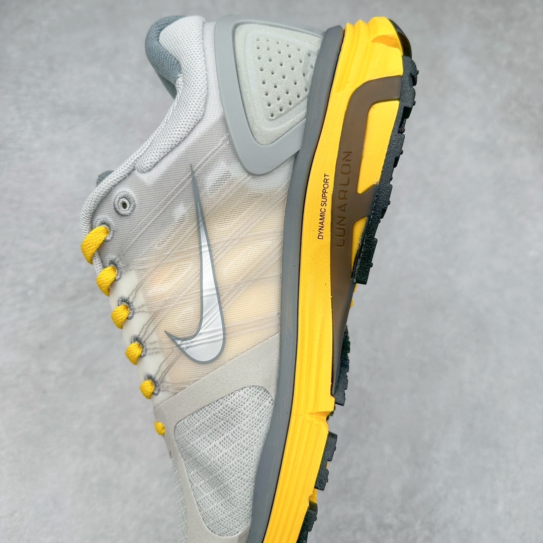 图片[7]-NK Lunar Roam 露娜太空漫步系列轻量透气休闲运动跑步慢跑鞋 407647-108 近期NK推出了备受瞩目的全新跑鞋Lunar Roam，将Lunar科技重新注入市场，为慢跑和日常穿着提供了全新的选择。Nike Lunar科技最早于2008年问世，当时被成功地运用于多款经典鞋款，如Hyperdunk 2008、Air Max 90、Air Force 1等。经过一段时间的沉寂，Lunar科技再度崭露头角，重新定义了舒适性和缓震性能的标准。相比专业跑鞋领域的后起之秀ZoomX，这次Lunar Roam将焦点放在了慢跑鞋的定位上，为用户带来了柔软的脚感和出众的回弹力，使其成为日常穿着的理想之选。Nike Lunar Roam 在外观设计上秉承了2010年前后的复合鞋面设计理念。鞋面采用轻质网布搭配热熔工艺，营造轻盈透气的包裹感受。通过低饱和的大色块拼接，搭配清新的配色，呈现出充满活力的视觉效果。鞋头对称的深灰色TPU与主导色调形成对比，为整体外观注入了一丝千禧年的复古美学。Nike Lunar Roam 不仅在外观上有所创新，在功能方面也引入了一系列先进设计。透气工程网布、Flywire科技的应用以及TPU加固材料的使用，都展示了Nike对于细节和性能的追求。中底依旧采用标志性的Lunar泡棉，提供柔软的脚感和舒适的滚动感，使得这双鞋在慢跑和日常穿着中都能够表现出色。尺码：36 36.5 37.5 38 38.5 39 40-选品中心