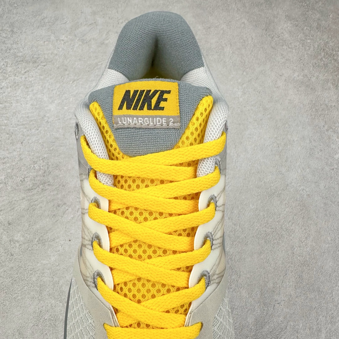 图片[5]-NK Lunar Roam 露娜太空漫步系列轻量透气休闲运动跑步慢跑鞋 407647-108 近期NK推出了备受瞩目的全新跑鞋Lunar Roam，将Lunar科技重新注入市场，为慢跑和日常穿着提供了全新的选择。Nike Lunar科技最早于2008年问世，当时被成功地运用于多款经典鞋款，如Hyperdunk 2008、Air Max 90、Air Force 1等。经过一段时间的沉寂，Lunar科技再度崭露头角，重新定义了舒适性和缓震性能的标准。相比专业跑鞋领域的后起之秀ZoomX，这次Lunar Roam将焦点放在了慢跑鞋的定位上，为用户带来了柔软的脚感和出众的回弹力，使其成为日常穿着的理想之选。Nike Lunar Roam 在外观设计上秉承了2010年前后的复合鞋面设计理念。鞋面采用轻质网布搭配热熔工艺，营造轻盈透气的包裹感受。通过低饱和的大色块拼接，搭配清新的配色，呈现出充满活力的视觉效果。鞋头对称的深灰色TPU与主导色调形成对比，为整体外观注入了一丝千禧年的复古美学。Nike Lunar Roam 不仅在外观上有所创新，在功能方面也引入了一系列先进设计。透气工程网布、Flywire科技的应用以及TPU加固材料的使用，都展示了Nike对于细节和性能的追求。中底依旧采用标志性的Lunar泡棉，提供柔软的脚感和舒适的滚动感，使得这双鞋在慢跑和日常穿着中都能够表现出色。尺码：36 36.5 37.5 38 38.5 39 40-选品中心