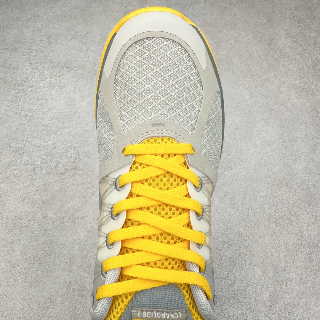 图片[4]-NK Lunar Roam 露娜太空漫步系列轻量透气休闲运动跑步慢跑鞋 407647-108 近期NK推出了备受瞩目的全新跑鞋Lunar Roam，将Lunar科技重新注入市场，为慢跑和日常穿着提供了全新的选择。Nike Lunar科技最早于2008年问世，当时被成功地运用于多款经典鞋款，如Hyperdunk 2008、Air Max 90、Air Force 1等。经过一段时间的沉寂，Lunar科技再度崭露头角，重新定义了舒适性和缓震性能的标准。相比专业跑鞋领域的后起之秀ZoomX，这次Lunar Roam将焦点放在了慢跑鞋的定位上，为用户带来了柔软的脚感和出众的回弹力，使其成为日常穿着的理想之选。Nike Lunar Roam 在外观设计上秉承了2010年前后的复合鞋面设计理念。鞋面采用轻质网布搭配热熔工艺，营造轻盈透气的包裹感受。通过低饱和的大色块拼接，搭配清新的配色，呈现出充满活力的视觉效果。鞋头对称的深灰色TPU与主导色调形成对比，为整体外观注入了一丝千禧年的复古美学。Nike Lunar Roam 不仅在外观上有所创新，在功能方面也引入了一系列先进设计。透气工程网布、Flywire科技的应用以及TPU加固材料的使用，都展示了Nike对于细节和性能的追求。中底依旧采用标志性的Lunar泡棉，提供柔软的脚感和舒适的滚动感，使得这双鞋在慢跑和日常穿着中都能够表现出色。尺码：36 36.5 37.5 38 38.5 39 40-选品中心