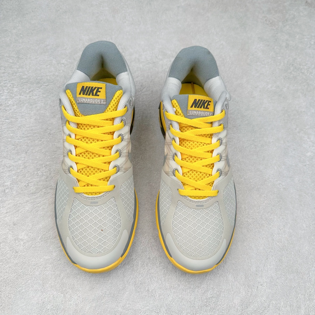 图片[2]-NK Lunar Roam 露娜太空漫步系列轻量透气休闲运动跑步慢跑鞋 407647-108 近期NK推出了备受瞩目的全新跑鞋Lunar Roam，将Lunar科技重新注入市场，为慢跑和日常穿着提供了全新的选择。Nike Lunar科技最早于2008年问世，当时被成功地运用于多款经典鞋款，如Hyperdunk 2008、Air Max 90、Air Force 1等。经过一段时间的沉寂，Lunar科技再度崭露头角，重新定义了舒适性和缓震性能的标准。相比专业跑鞋领域的后起之秀ZoomX，这次Lunar Roam将焦点放在了慢跑鞋的定位上，为用户带来了柔软的脚感和出众的回弹力，使其成为日常穿着的理想之选。Nike Lunar Roam 在外观设计上秉承了2010年前后的复合鞋面设计理念。鞋面采用轻质网布搭配热熔工艺，营造轻盈透气的包裹感受。通过低饱和的大色块拼接，搭配清新的配色，呈现出充满活力的视觉效果。鞋头对称的深灰色TPU与主导色调形成对比，为整体外观注入了一丝千禧年的复古美学。Nike Lunar Roam 不仅在外观上有所创新，在功能方面也引入了一系列先进设计。透气工程网布、Flywire科技的应用以及TPU加固材料的使用，都展示了Nike对于细节和性能的追求。中底依旧采用标志性的Lunar泡棉，提供柔软的脚感和舒适的滚动感，使得这双鞋在慢跑和日常穿着中都能够表现出色。尺码：36 36.5 37.5 38 38.5 39 40-选品中心