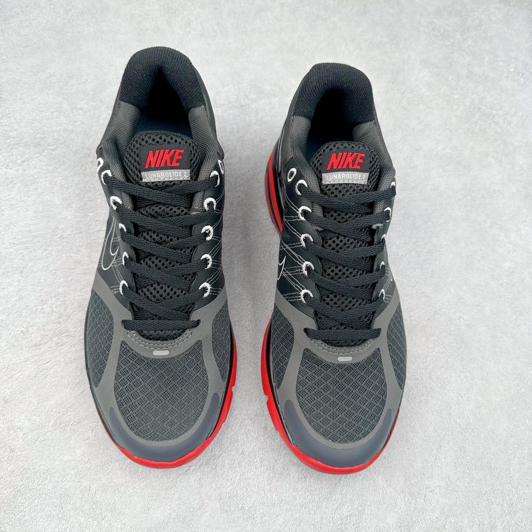 图片[2]-NK Lunar Roam 露娜太空漫步系列轻量透气休闲运动跑步慢跑鞋 407648-066 近期NK推出了备受瞩目的全新跑鞋Lunar Roam，将Lunar科技重新注入市场，为慢跑和日常穿着提供了全新的选择。Nike Lunar科技最早于2008年问世，当时被成功地运用于多款经典鞋款，如Hyperdunk 2008、Air Max 90、Air Force 1等。经过一段时间的沉寂，Lunar科技再度崭露头角，重新定义了舒适性和缓震性能的标准。相比专业跑鞋领域的后起之秀ZoomX，这次Lunar Roam将焦点放在了慢跑鞋的定位上，为用户带来了柔软的脚感和出众的回弹力，使其成为日常穿着的理想之选。Nike Lunar Roam 在外观设计上秉承了2010年前后的复合鞋面设计理念。鞋面采用轻质网布搭配热熔工艺，营造轻盈透气的包裹感受。通过低饱和的大色块拼接，搭配清新的配色，呈现出充满活力的视觉效果。鞋头对称的深灰色TPU与主导色调形成对比，为整体外观注入了一丝千禧年的复古美学。Nike Lunar Roam 不仅在外观上有所创新，在功能方面也引入了一系列先进设计。透气工程网布、Flywire科技的应用以及TPU加固材料的使用，都展示了Nike对于细节和性能的追求。中底依旧采用标志性的Lunar泡棉，提供柔软的脚感和舒适的滚动感，使得这双鞋在慢跑和日常穿着中都能够表现出色。尺码：40 40.5 41 42 42.5 43 44 44.5 45-选品中心
