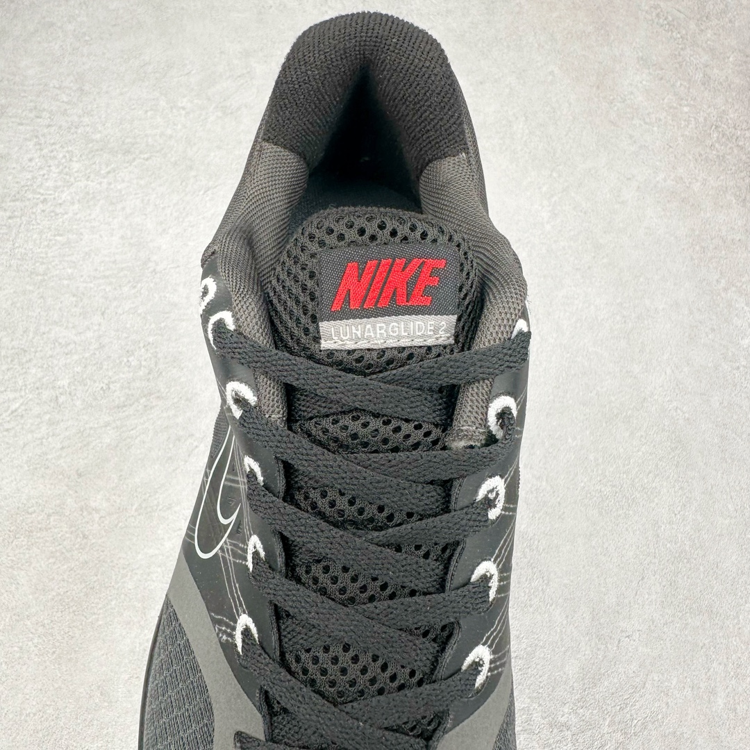 图片[5]-NK Lunar Roam 露娜太空漫步系列轻量透气休闲运动跑步慢跑鞋 407648-066 近期NK推出了备受瞩目的全新跑鞋Lunar Roam，将Lunar科技重新注入市场，为慢跑和日常穿着提供了全新的选择。Nike Lunar科技最早于2008年问世，当时被成功地运用于多款经典鞋款，如Hyperdunk 2008、Air Max 90、Air Force 1等。经过一段时间的沉寂，Lunar科技再度崭露头角，重新定义了舒适性和缓震性能的标准。相比专业跑鞋领域的后起之秀ZoomX，这次Lunar Roam将焦点放在了慢跑鞋的定位上，为用户带来了柔软的脚感和出众的回弹力，使其成为日常穿着的理想之选。Nike Lunar Roam 在外观设计上秉承了2010年前后的复合鞋面设计理念。鞋面采用轻质网布搭配热熔工艺，营造轻盈透气的包裹感受。通过低饱和的大色块拼接，搭配清新的配色，呈现出充满活力的视觉效果。鞋头对称的深灰色TPU与主导色调形成对比，为整体外观注入了一丝千禧年的复古美学。Nike Lunar Roam 不仅在外观上有所创新，在功能方面也引入了一系列先进设计。透气工程网布、Flywire科技的应用以及TPU加固材料的使用，都展示了Nike对于细节和性能的追求。中底依旧采用标志性的Lunar泡棉，提供柔软的脚感和舒适的滚动感，使得这双鞋在慢跑和日常穿着中都能够表现出色。尺码：40 40.5 41 42 42.5 43 44 44.5 45-选品中心
