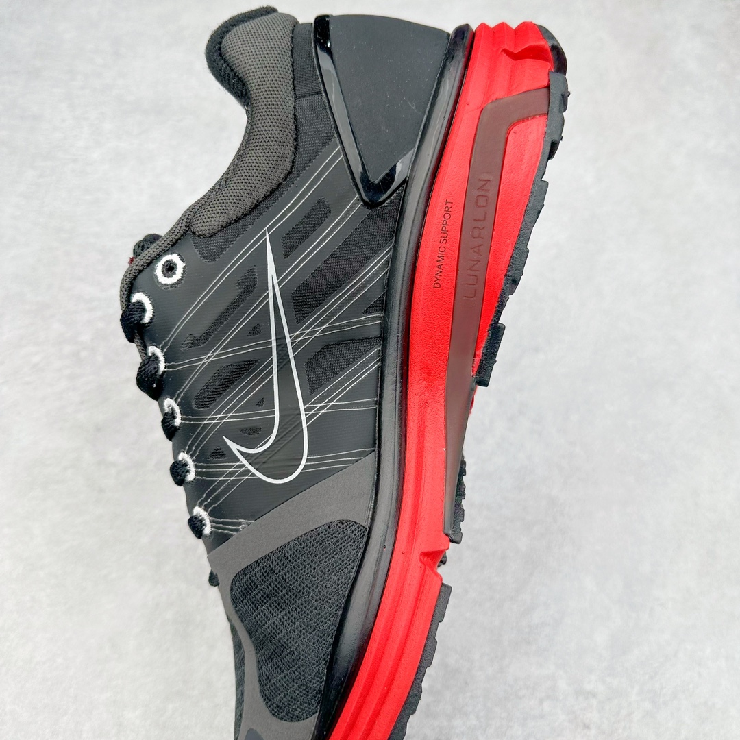 图片[7]-NK Lunar Roam 露娜太空漫步系列轻量透气休闲运动跑步慢跑鞋 407648-066 近期NK推出了备受瞩目的全新跑鞋Lunar Roam，将Lunar科技重新注入市场，为慢跑和日常穿着提供了全新的选择。Nike Lunar科技最早于2008年问世，当时被成功地运用于多款经典鞋款，如Hyperdunk 2008、Air Max 90、Air Force 1等。经过一段时间的沉寂，Lunar科技再度崭露头角，重新定义了舒适性和缓震性能的标准。相比专业跑鞋领域的后起之秀ZoomX，这次Lunar Roam将焦点放在了慢跑鞋的定位上，为用户带来了柔软的脚感和出众的回弹力，使其成为日常穿着的理想之选。Nike Lunar Roam 在外观设计上秉承了2010年前后的复合鞋面设计理念。鞋面采用轻质网布搭配热熔工艺，营造轻盈透气的包裹感受。通过低饱和的大色块拼接，搭配清新的配色，呈现出充满活力的视觉效果。鞋头对称的深灰色TPU与主导色调形成对比，为整体外观注入了一丝千禧年的复古美学。Nike Lunar Roam 不仅在外观上有所创新，在功能方面也引入了一系列先进设计。透气工程网布、Flywire科技的应用以及TPU加固材料的使用，都展示了Nike对于细节和性能的追求。中底依旧采用标志性的Lunar泡棉，提供柔软的脚感和舒适的滚动感，使得这双鞋在慢跑和日常穿着中都能够表现出色。尺码：40 40.5 41 42 42.5 43 44 44.5 45-选品中心