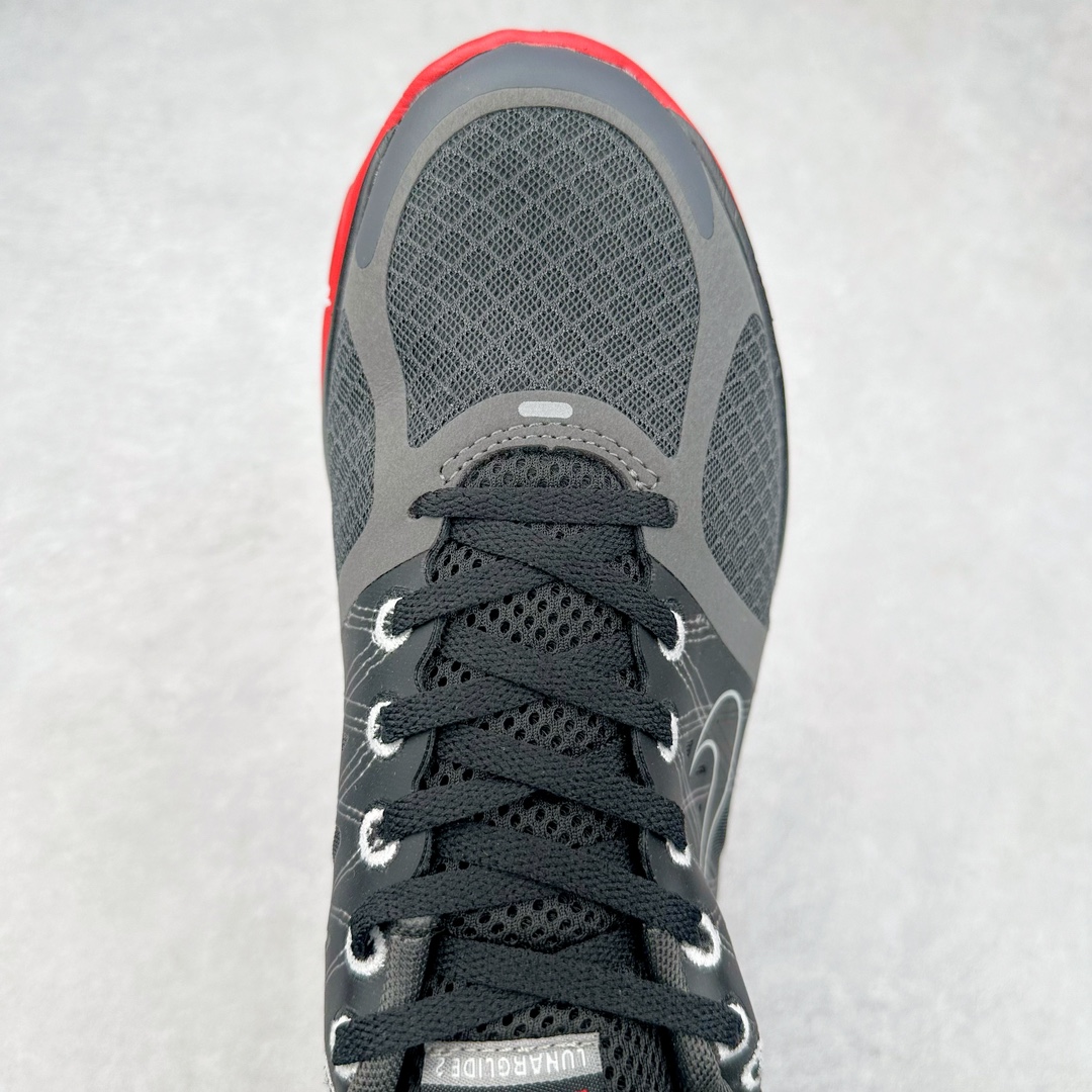 图片[4]-NK Lunar Roam 露娜太空漫步系列轻量透气休闲运动跑步慢跑鞋 407648-066 近期NK推出了备受瞩目的全新跑鞋Lunar Roam，将Lunar科技重新注入市场，为慢跑和日常穿着提供了全新的选择。Nike Lunar科技最早于2008年问世，当时被成功地运用于多款经典鞋款，如Hyperdunk 2008、Air Max 90、Air Force 1等。经过一段时间的沉寂，Lunar科技再度崭露头角，重新定义了舒适性和缓震性能的标准。相比专业跑鞋领域的后起之秀ZoomX，这次Lunar Roam将焦点放在了慢跑鞋的定位上，为用户带来了柔软的脚感和出众的回弹力，使其成为日常穿着的理想之选。Nike Lunar Roam 在外观设计上秉承了2010年前后的复合鞋面设计理念。鞋面采用轻质网布搭配热熔工艺，营造轻盈透气的包裹感受。通过低饱和的大色块拼接，搭配清新的配色，呈现出充满活力的视觉效果。鞋头对称的深灰色TPU与主导色调形成对比，为整体外观注入了一丝千禧年的复古美学。Nike Lunar Roam 不仅在外观上有所创新，在功能方面也引入了一系列先进设计。透气工程网布、Flywire科技的应用以及TPU加固材料的使用，都展示了Nike对于细节和性能的追求。中底依旧采用标志性的Lunar泡棉，提供柔软的脚感和舒适的滚动感，使得这双鞋在慢跑和日常穿着中都能够表现出色。尺码：40 40.5 41 42 42.5 43 44 44.5 45-选品中心