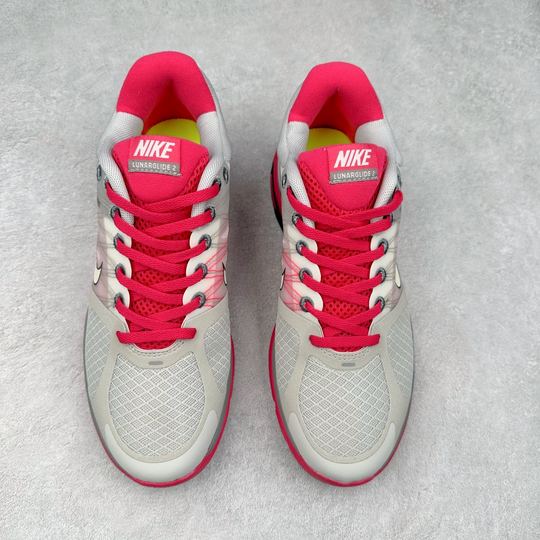 图片[2]-NK Lunar Roam 露娜太空漫步系列轻量透气休闲运动跑步慢跑鞋 407647-002 近期NK推出了备受瞩目的全新跑鞋Lunar Roam，将Lunar科技重新注入市场，为慢跑和日常穿着提供了全新的选择。Nike Lunar科技最早于2008年问世，当时被成功地运用于多款经典鞋款，如Hyperdunk 2008、Air Max 90、Air Force 1等。经过一段时间的沉寂，Lunar科技再度崭露头角，重新定义了舒适性和缓震性能的标准。相比专业跑鞋领域的后起之秀ZoomX，这次Lunar Roam将焦点放在了慢跑鞋的定位上，为用户带来了柔软的脚感和出众的回弹力，使其成为日常穿着的理想之选。Nike Lunar Roam 在外观设计上秉承了2010年前后的复合鞋面设计理念。鞋面采用轻质网布搭配热熔工艺，营造轻盈透气的包裹感受。通过低饱和的大色块拼接，搭配清新的配色，呈现出充满活力的视觉效果。鞋头对称的深灰色TPU与主导色调形成对比，为整体外观注入了一丝千禧年的复古美学。Nike Lunar Roam 不仅在外观上有所创新，在功能方面也引入了一系列先进设计。透气工程网布、Flywire科技的应用以及TPU加固材料的使用，都展示了Nike对于细节和性能的追求。中底依旧采用标志性的Lunar泡棉，提供柔软的脚感和舒适的滚动感，使得这双鞋在慢跑和日常穿着中都能够表现出色。尺码：36 36.5 37.5 38 38.5 39 40-选品中心