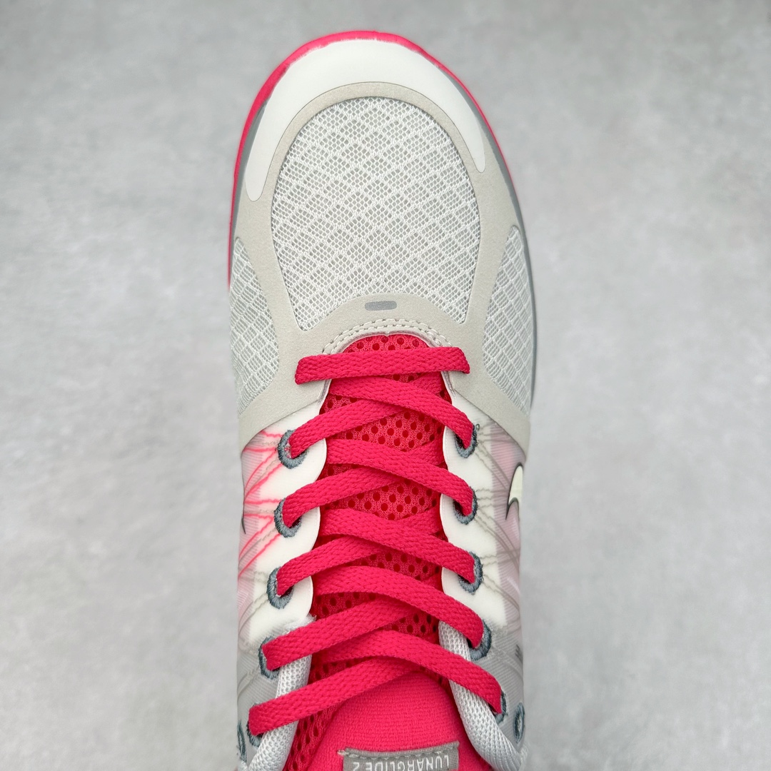 图片[4]-NK Lunar Roam 露娜太空漫步系列轻量透气休闲运动跑步慢跑鞋 407647-002 近期NK推出了备受瞩目的全新跑鞋Lunar Roam，将Lunar科技重新注入市场，为慢跑和日常穿着提供了全新的选择。Nike Lunar科技最早于2008年问世，当时被成功地运用于多款经典鞋款，如Hyperdunk 2008、Air Max 90、Air Force 1等。经过一段时间的沉寂，Lunar科技再度崭露头角，重新定义了舒适性和缓震性能的标准。相比专业跑鞋领域的后起之秀ZoomX，这次Lunar Roam将焦点放在了慢跑鞋的定位上，为用户带来了柔软的脚感和出众的回弹力，使其成为日常穿着的理想之选。Nike Lunar Roam 在外观设计上秉承了2010年前后的复合鞋面设计理念。鞋面采用轻质网布搭配热熔工艺，营造轻盈透气的包裹感受。通过低饱和的大色块拼接，搭配清新的配色，呈现出充满活力的视觉效果。鞋头对称的深灰色TPU与主导色调形成对比，为整体外观注入了一丝千禧年的复古美学。Nike Lunar Roam 不仅在外观上有所创新，在功能方面也引入了一系列先进设计。透气工程网布、Flywire科技的应用以及TPU加固材料的使用，都展示了Nike对于细节和性能的追求。中底依旧采用标志性的Lunar泡棉，提供柔软的脚感和舒适的滚动感，使得这双鞋在慢跑和日常穿着中都能够表现出色。尺码：36 36.5 37.5 38 38.5 39 40-选品中心