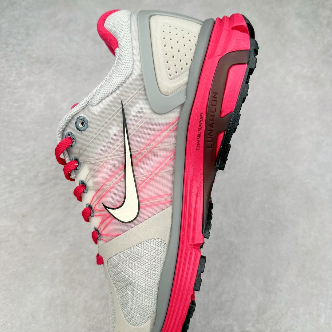 图片[7]-NK Lunar Roam 露娜太空漫步系列轻量透气休闲运动跑步慢跑鞋 407647-002 近期NK推出了备受瞩目的全新跑鞋Lunar Roam，将Lunar科技重新注入市场，为慢跑和日常穿着提供了全新的选择。Nike Lunar科技最早于2008年问世，当时被成功地运用于多款经典鞋款，如Hyperdunk 2008、Air Max 90、Air Force 1等。经过一段时间的沉寂，Lunar科技再度崭露头角，重新定义了舒适性和缓震性能的标准。相比专业跑鞋领域的后起之秀ZoomX，这次Lunar Roam将焦点放在了慢跑鞋的定位上，为用户带来了柔软的脚感和出众的回弹力，使其成为日常穿着的理想之选。Nike Lunar Roam 在外观设计上秉承了2010年前后的复合鞋面设计理念。鞋面采用轻质网布搭配热熔工艺，营造轻盈透气的包裹感受。通过低饱和的大色块拼接，搭配清新的配色，呈现出充满活力的视觉效果。鞋头对称的深灰色TPU与主导色调形成对比，为整体外观注入了一丝千禧年的复古美学。Nike Lunar Roam 不仅在外观上有所创新，在功能方面也引入了一系列先进设计。透气工程网布、Flywire科技的应用以及TPU加固材料的使用，都展示了Nike对于细节和性能的追求。中底依旧采用标志性的Lunar泡棉，提供柔软的脚感和舒适的滚动感，使得这双鞋在慢跑和日常穿着中都能够表现出色。尺码：36 36.5 37.5 38 38.5 39 40-选品中心