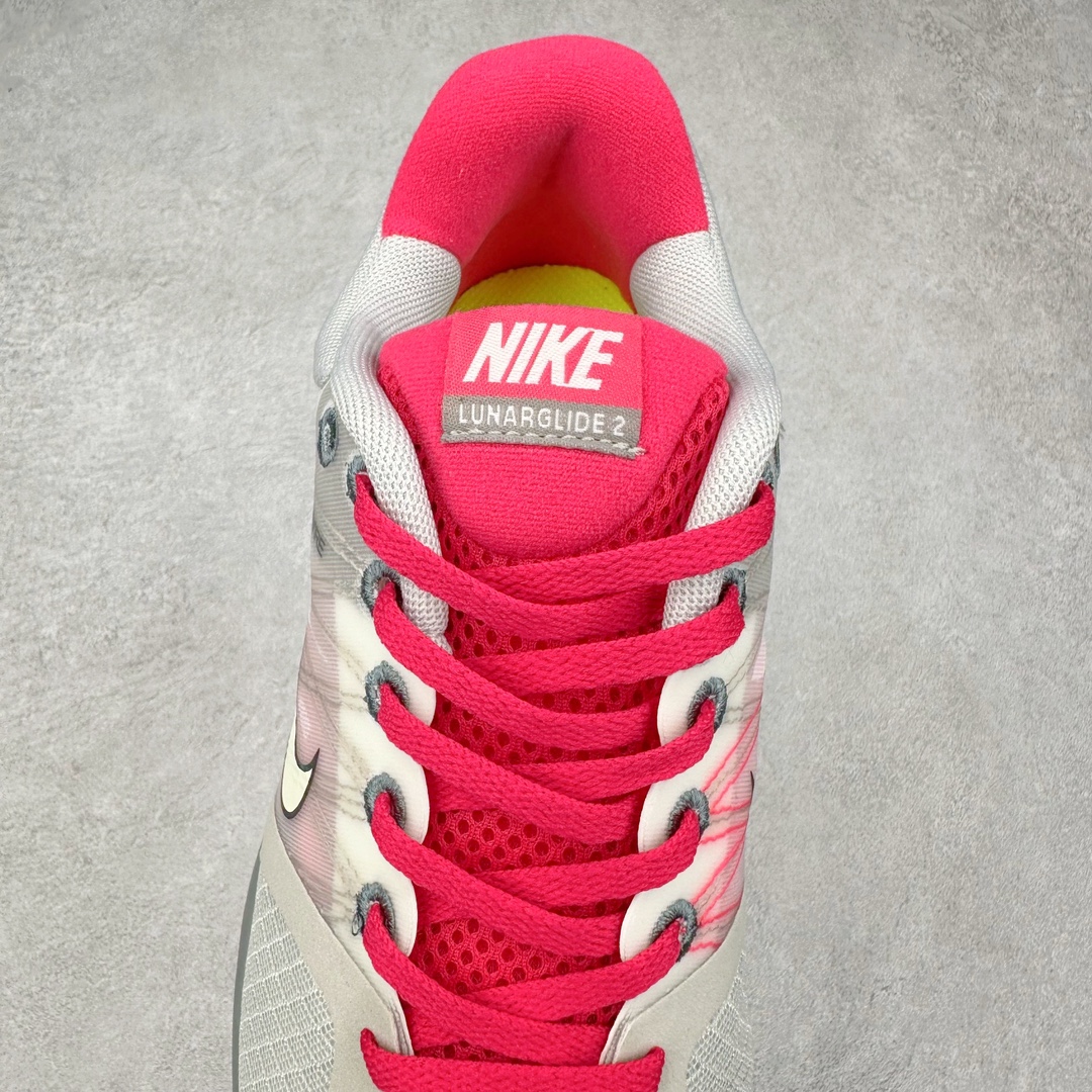 图片[5]-NK Lunar Roam 露娜太空漫步系列轻量透气休闲运动跑步慢跑鞋 407647-002 近期NK推出了备受瞩目的全新跑鞋Lunar Roam，将Lunar科技重新注入市场，为慢跑和日常穿着提供了全新的选择。Nike Lunar科技最早于2008年问世，当时被成功地运用于多款经典鞋款，如Hyperdunk 2008、Air Max 90、Air Force 1等。经过一段时间的沉寂，Lunar科技再度崭露头角，重新定义了舒适性和缓震性能的标准。相比专业跑鞋领域的后起之秀ZoomX，这次Lunar Roam将焦点放在了慢跑鞋的定位上，为用户带来了柔软的脚感和出众的回弹力，使其成为日常穿着的理想之选。Nike Lunar Roam 在外观设计上秉承了2010年前后的复合鞋面设计理念。鞋面采用轻质网布搭配热熔工艺，营造轻盈透气的包裹感受。通过低饱和的大色块拼接，搭配清新的配色，呈现出充满活力的视觉效果。鞋头对称的深灰色TPU与主导色调形成对比，为整体外观注入了一丝千禧年的复古美学。Nike Lunar Roam 不仅在外观上有所创新，在功能方面也引入了一系列先进设计。透气工程网布、Flywire科技的应用以及TPU加固材料的使用，都展示了Nike对于细节和性能的追求。中底依旧采用标志性的Lunar泡棉，提供柔软的脚感和舒适的滚动感，使得这双鞋在慢跑和日常穿着中都能够表现出色。尺码：36 36.5 37.5 38 38.5 39 40-选品中心