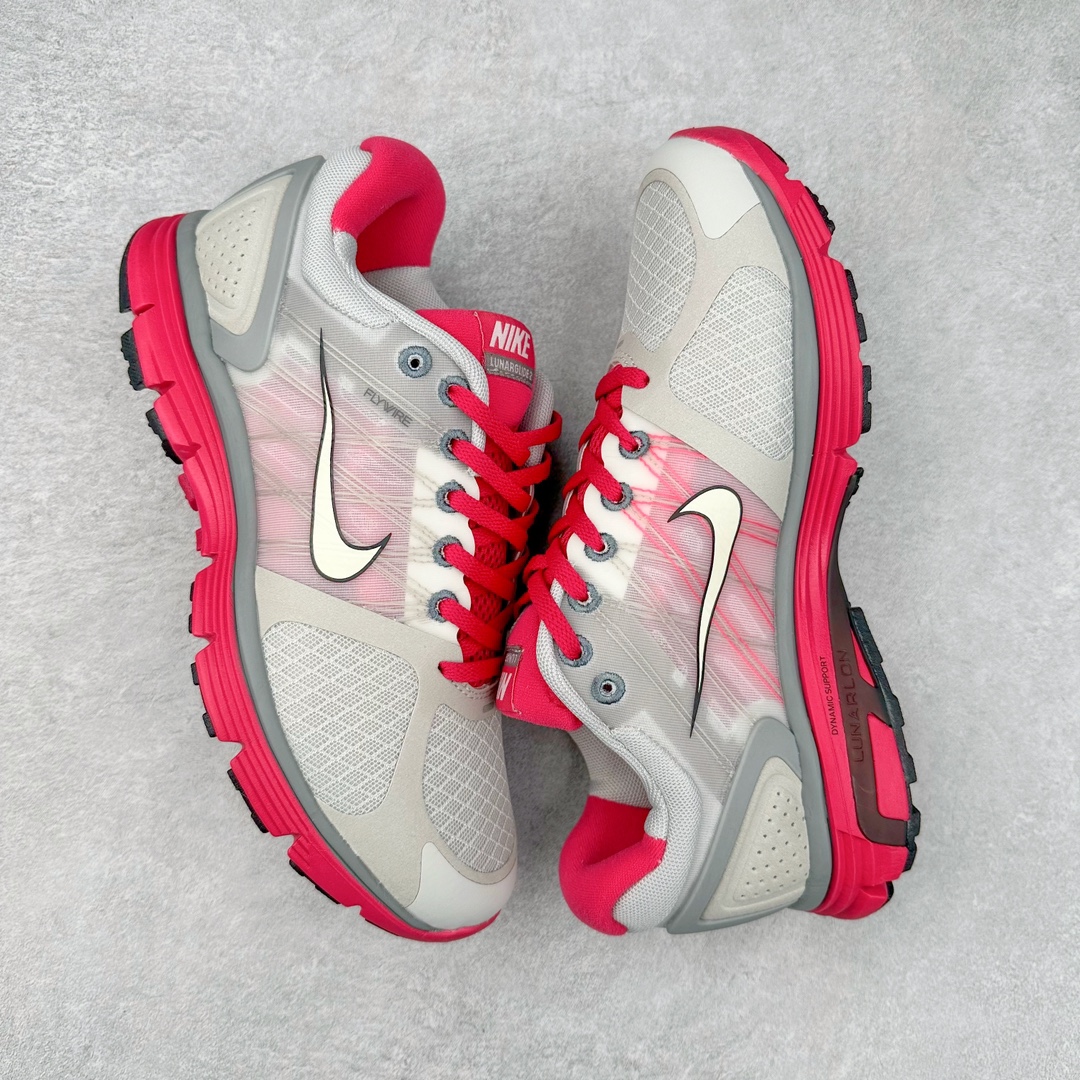 图片[3]-NK Lunar Roam 露娜太空漫步系列轻量透气休闲运动跑步慢跑鞋 407647-002 近期NK推出了备受瞩目的全新跑鞋Lunar Roam，将Lunar科技重新注入市场，为慢跑和日常穿着提供了全新的选择。Nike Lunar科技最早于2008年问世，当时被成功地运用于多款经典鞋款，如Hyperdunk 2008、Air Max 90、Air Force 1等。经过一段时间的沉寂，Lunar科技再度崭露头角，重新定义了舒适性和缓震性能的标准。相比专业跑鞋领域的后起之秀ZoomX，这次Lunar Roam将焦点放在了慢跑鞋的定位上，为用户带来了柔软的脚感和出众的回弹力，使其成为日常穿着的理想之选。Nike Lunar Roam 在外观设计上秉承了2010年前后的复合鞋面设计理念。鞋面采用轻质网布搭配热熔工艺，营造轻盈透气的包裹感受。通过低饱和的大色块拼接，搭配清新的配色，呈现出充满活力的视觉效果。鞋头对称的深灰色TPU与主导色调形成对比，为整体外观注入了一丝千禧年的复古美学。Nike Lunar Roam 不仅在外观上有所创新，在功能方面也引入了一系列先进设计。透气工程网布、Flywire科技的应用以及TPU加固材料的使用，都展示了Nike对于细节和性能的追求。中底依旧采用标志性的Lunar泡棉，提供柔软的脚感和舒适的滚动感，使得这双鞋在慢跑和日常穿着中都能够表现出色。尺码：36 36.5 37.5 38 38.5 39 40-选品中心