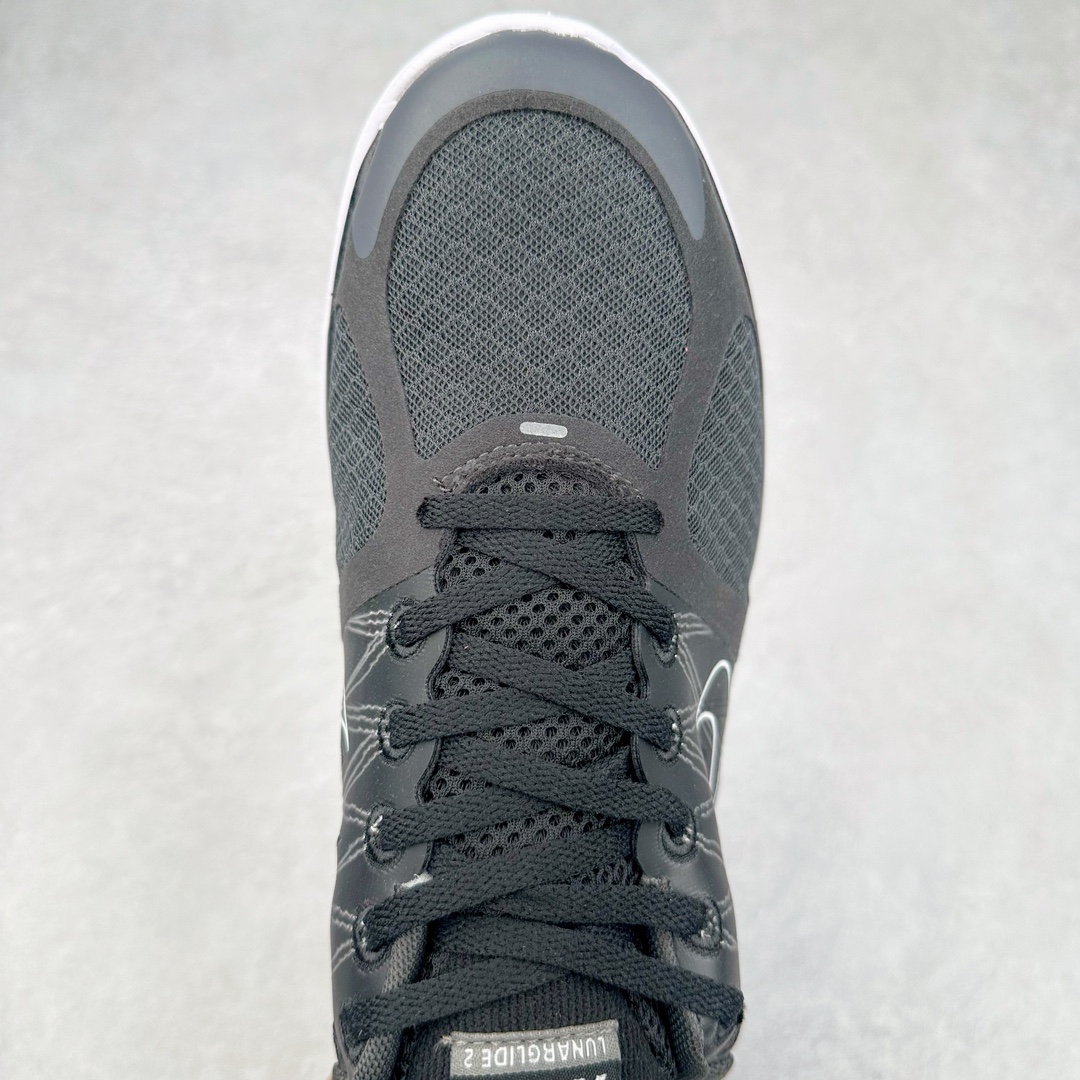 图片[4]-NK Lunar Roam 露娜太空漫步系列轻量透气休闲运动跑步慢跑鞋 407648-067 近期NK推出了备受瞩目的全新跑鞋Lunar Roam，将Lunar科技重新注入市场，为慢跑和日常穿着提供了全新的选择。Nike Lunar科技最早于2008年问世，当时被成功地运用于多款经典鞋款，如Hyperdunk 2008、Air Max 90、Air Force 1等。经过一段时间的沉寂，Lunar科技再度崭露头角，重新定义了舒适性和缓震性能的标准。相比专业跑鞋领域的后起之秀ZoomX，这次Lunar Roam将焦点放在了慢跑鞋的定位上，为用户带来了柔软的脚感和出众的回弹力，使其成为日常穿着的理想之选。Nike Lunar Roam 在外观设计上秉承了2010年前后的复合鞋面设计理念。鞋面采用轻质网布搭配热熔工艺，营造轻盈透气的包裹感受。通过低饱和的大色块拼接，搭配清新的配色，呈现出充满活力的视觉效果。鞋头对称的深灰色TPU与主导色调形成对比，为整体外观注入了一丝千禧年的复古美学。Nike Lunar Roam 不仅在外观上有所创新，在功能方面也引入了一系列先进设计。透气工程网布、Flywire科技的应用以及TPU加固材料的使用，都展示了Nike对于细节和性能的追求。中底依旧采用标志性的Lunar泡棉，提供柔软的脚感和舒适的滚动感，使得这双鞋在慢跑和日常穿着中都能够表现出色。尺码：40 40.5 41 42 42.5 43 44 44.5 45-选品中心