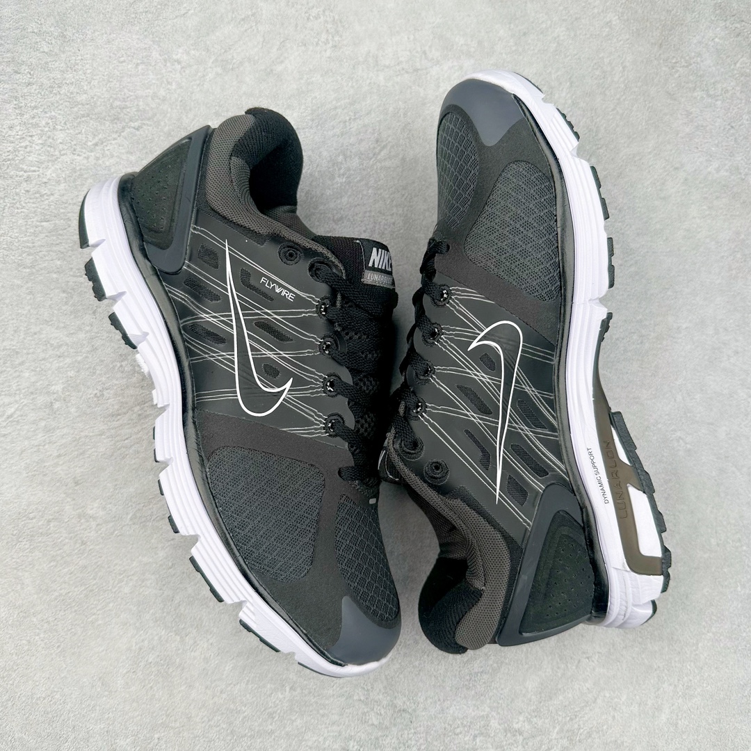 图片[3]-NK Lunar Roam 露娜太空漫步系列轻量透气休闲运动跑步慢跑鞋 407648-067 近期NK推出了备受瞩目的全新跑鞋Lunar Roam，将Lunar科技重新注入市场，为慢跑和日常穿着提供了全新的选择。Nike Lunar科技最早于2008年问世，当时被成功地运用于多款经典鞋款，如Hyperdunk 2008、Air Max 90、Air Force 1等。经过一段时间的沉寂，Lunar科技再度崭露头角，重新定义了舒适性和缓震性能的标准。相比专业跑鞋领域的后起之秀ZoomX，这次Lunar Roam将焦点放在了慢跑鞋的定位上，为用户带来了柔软的脚感和出众的回弹力，使其成为日常穿着的理想之选。Nike Lunar Roam 在外观设计上秉承了2010年前后的复合鞋面设计理念。鞋面采用轻质网布搭配热熔工艺，营造轻盈透气的包裹感受。通过低饱和的大色块拼接，搭配清新的配色，呈现出充满活力的视觉效果。鞋头对称的深灰色TPU与主导色调形成对比，为整体外观注入了一丝千禧年的复古美学。Nike Lunar Roam 不仅在外观上有所创新，在功能方面也引入了一系列先进设计。透气工程网布、Flywire科技的应用以及TPU加固材料的使用，都展示了Nike对于细节和性能的追求。中底依旧采用标志性的Lunar泡棉，提供柔软的脚感和舒适的滚动感，使得这双鞋在慢跑和日常穿着中都能够表现出色。尺码：40 40.5 41 42 42.5 43 44 44.5 45-选品中心