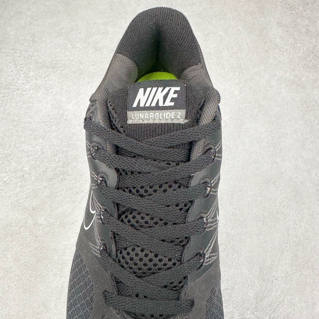 图片[5]-NK Lunar Roam 露娜太空漫步系列轻量透气休闲运动跑步慢跑鞋 407648-067 近期NK推出了备受瞩目的全新跑鞋Lunar Roam，将Lunar科技重新注入市场，为慢跑和日常穿着提供了全新的选择。Nike Lunar科技最早于2008年问世，当时被成功地运用于多款经典鞋款，如Hyperdunk 2008、Air Max 90、Air Force 1等。经过一段时间的沉寂，Lunar科技再度崭露头角，重新定义了舒适性和缓震性能的标准。相比专业跑鞋领域的后起之秀ZoomX，这次Lunar Roam将焦点放在了慢跑鞋的定位上，为用户带来了柔软的脚感和出众的回弹力，使其成为日常穿着的理想之选。Nike Lunar Roam 在外观设计上秉承了2010年前后的复合鞋面设计理念。鞋面采用轻质网布搭配热熔工艺，营造轻盈透气的包裹感受。通过低饱和的大色块拼接，搭配清新的配色，呈现出充满活力的视觉效果。鞋头对称的深灰色TPU与主导色调形成对比，为整体外观注入了一丝千禧年的复古美学。Nike Lunar Roam 不仅在外观上有所创新，在功能方面也引入了一系列先进设计。透气工程网布、Flywire科技的应用以及TPU加固材料的使用，都展示了Nike对于细节和性能的追求。中底依旧采用标志性的Lunar泡棉，提供柔软的脚感和舒适的滚动感，使得这双鞋在慢跑和日常穿着中都能够表现出色。尺码：40 40.5 41 42 42.5 43 44 44.5 45-选品中心