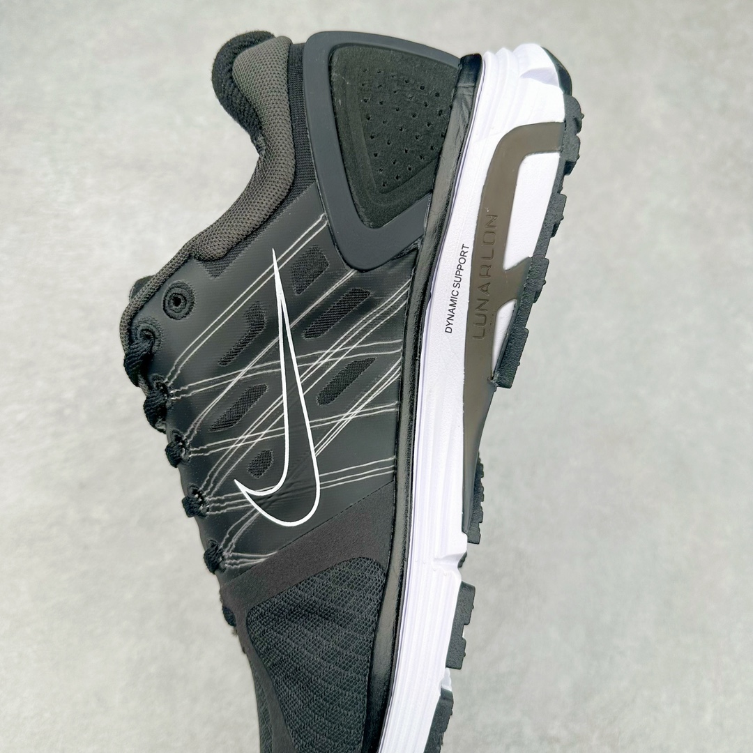 图片[7]-NK Lunar Roam 露娜太空漫步系列轻量透气休闲运动跑步慢跑鞋 407648-067 近期NK推出了备受瞩目的全新跑鞋Lunar Roam，将Lunar科技重新注入市场，为慢跑和日常穿着提供了全新的选择。Nike Lunar科技最早于2008年问世，当时被成功地运用于多款经典鞋款，如Hyperdunk 2008、Air Max 90、Air Force 1等。经过一段时间的沉寂，Lunar科技再度崭露头角，重新定义了舒适性和缓震性能的标准。相比专业跑鞋领域的后起之秀ZoomX，这次Lunar Roam将焦点放在了慢跑鞋的定位上，为用户带来了柔软的脚感和出众的回弹力，使其成为日常穿着的理想之选。Nike Lunar Roam 在外观设计上秉承了2010年前后的复合鞋面设计理念。鞋面采用轻质网布搭配热熔工艺，营造轻盈透气的包裹感受。通过低饱和的大色块拼接，搭配清新的配色，呈现出充满活力的视觉效果。鞋头对称的深灰色TPU与主导色调形成对比，为整体外观注入了一丝千禧年的复古美学。Nike Lunar Roam 不仅在外观上有所创新，在功能方面也引入了一系列先进设计。透气工程网布、Flywire科技的应用以及TPU加固材料的使用，都展示了Nike对于细节和性能的追求。中底依旧采用标志性的Lunar泡棉，提供柔软的脚感和舒适的滚动感，使得这双鞋在慢跑和日常穿着中都能够表现出色。尺码：40 40.5 41 42 42.5 43 44 44.5 45-选品中心