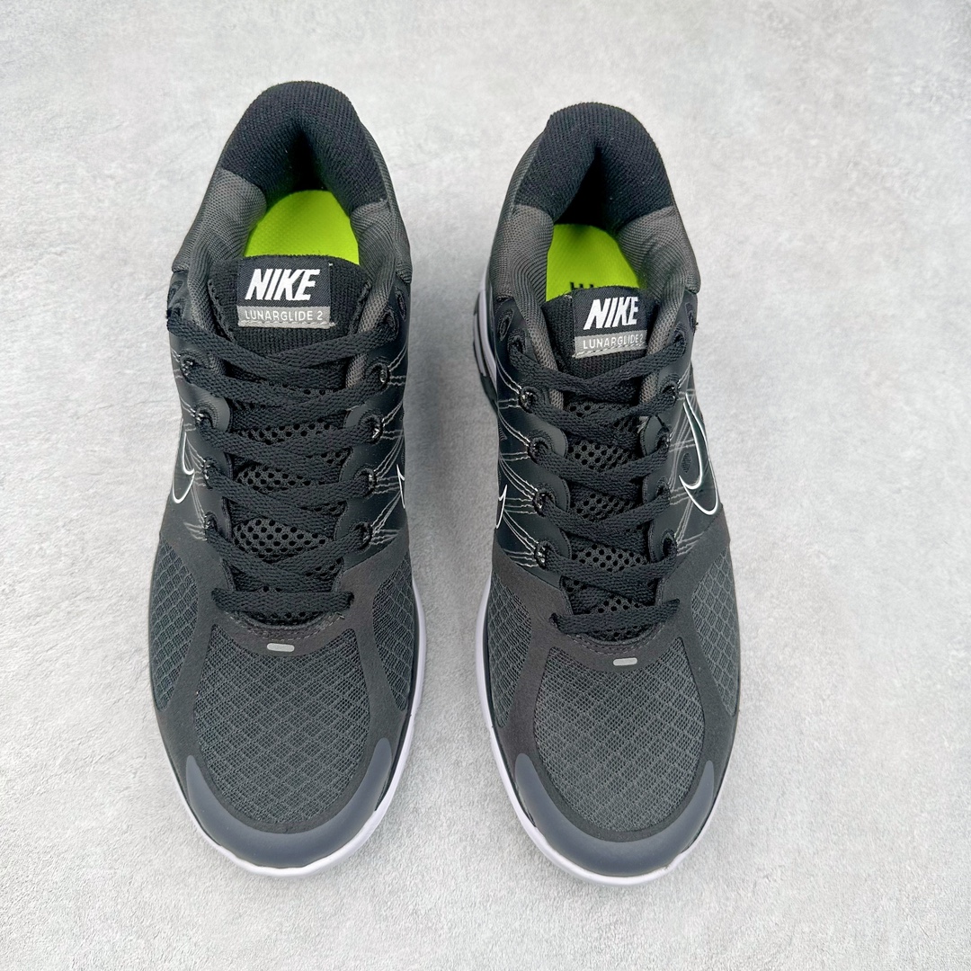 图片[2]-NK Lunar Roam 露娜太空漫步系列轻量透气休闲运动跑步慢跑鞋 407648-067 近期NK推出了备受瞩目的全新跑鞋Lunar Roam，将Lunar科技重新注入市场，为慢跑和日常穿着提供了全新的选择。Nike Lunar科技最早于2008年问世，当时被成功地运用于多款经典鞋款，如Hyperdunk 2008、Air Max 90、Air Force 1等。经过一段时间的沉寂，Lunar科技再度崭露头角，重新定义了舒适性和缓震性能的标准。相比专业跑鞋领域的后起之秀ZoomX，这次Lunar Roam将焦点放在了慢跑鞋的定位上，为用户带来了柔软的脚感和出众的回弹力，使其成为日常穿着的理想之选。Nike Lunar Roam 在外观设计上秉承了2010年前后的复合鞋面设计理念。鞋面采用轻质网布搭配热熔工艺，营造轻盈透气的包裹感受。通过低饱和的大色块拼接，搭配清新的配色，呈现出充满活力的视觉效果。鞋头对称的深灰色TPU与主导色调形成对比，为整体外观注入了一丝千禧年的复古美学。Nike Lunar Roam 不仅在外观上有所创新，在功能方面也引入了一系列先进设计。透气工程网布、Flywire科技的应用以及TPU加固材料的使用，都展示了Nike对于细节和性能的追求。中底依旧采用标志性的Lunar泡棉，提供柔软的脚感和舒适的滚动感，使得这双鞋在慢跑和日常穿着中都能够表现出色。尺码：40 40.5 41 42 42.5 43 44 44.5 45-选品中心