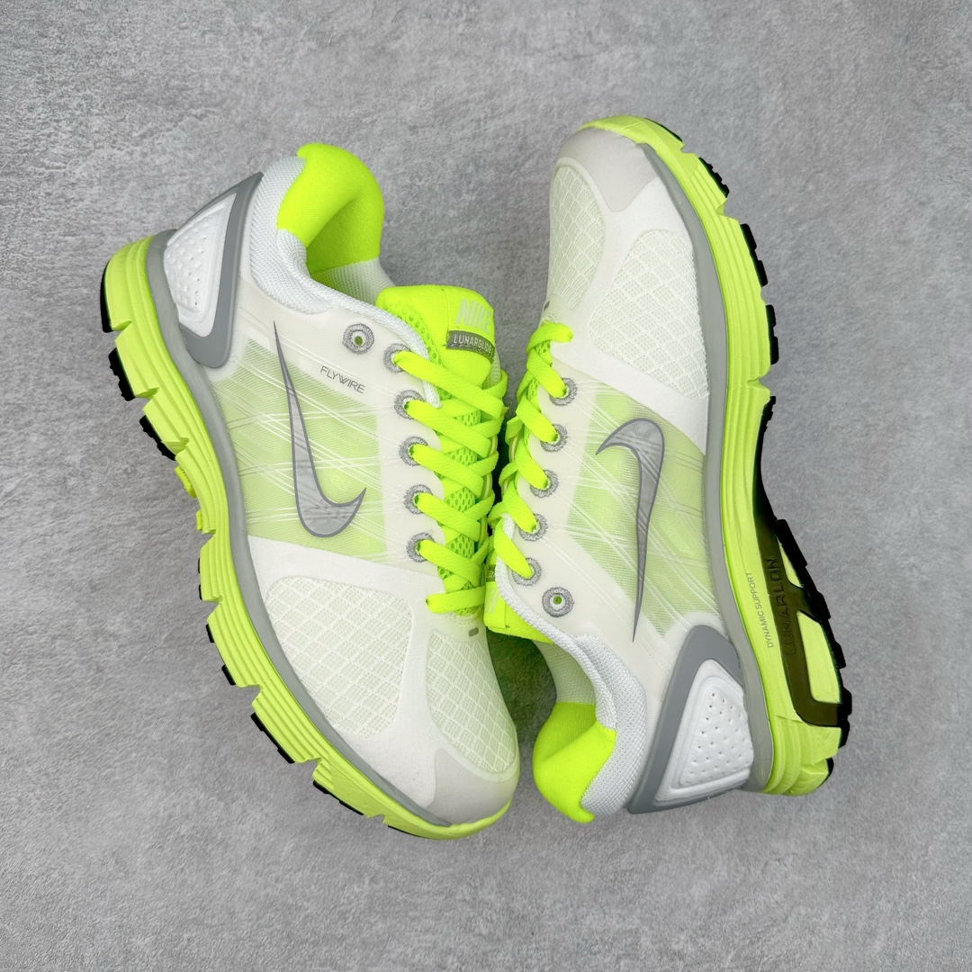 图片[3]-NK Lunar Roam 露娜太空漫步系列轻量透气休闲运动跑步慢跑鞋 407647-100 近期NK推出了备受瞩目的全新跑鞋Lunar Roam，将Lunar科技重新注入市场，为慢跑和日常穿着提供了全新的选择。Nike Lunar科技最早于2008年问世，当时被成功地运用于多款经典鞋款，如Hyperdunk 2008、Air Max 90、Air Force 1等。经过一段时间的沉寂，Lunar科技再度崭露头角，重新定义了舒适性和缓震性能的标准。相比专业跑鞋领域的后起之秀ZoomX，这次Lunar Roam将焦点放在了慢跑鞋的定位上，为用户带来了柔软的脚感和出众的回弹力，使其成为日常穿着的理想之选。Nike Lunar Roam 在外观设计上秉承了2010年前后的复合鞋面设计理念。鞋面采用轻质网布搭配热熔工艺，营造轻盈透气的包裹感受。通过低饱和的大色块拼接，搭配清新的配色，呈现出充满活力的视觉效果。鞋头对称的深灰色TPU与主导色调形成对比，为整体外观注入了一丝千禧年的复古美学。Nike Lunar Roam 不仅在外观上有所创新，在功能方面也引入了一系列先进设计。透气工程网布、Flywire科技的应用以及TPU加固材料的使用，都展示了Nike对于细节和性能的追求。中底依旧采用标志性的Lunar泡棉，提供柔软的脚感和舒适的滚动感，使得这双鞋在慢跑和日常穿着中都能够表现出色。尺码：36 36.5 37.5 38 38.5 39 40-选品中心