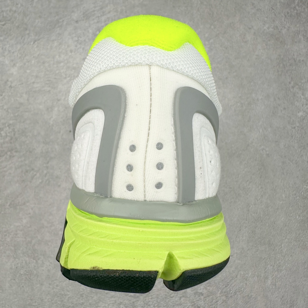 图片[8]-NK Lunar Roam 露娜太空漫步系列轻量透气休闲运动跑步慢跑鞋 407647-100 近期NK推出了备受瞩目的全新跑鞋Lunar Roam，将Lunar科技重新注入市场，为慢跑和日常穿着提供了全新的选择。Nike Lunar科技最早于2008年问世，当时被成功地运用于多款经典鞋款，如Hyperdunk 2008、Air Max 90、Air Force 1等。经过一段时间的沉寂，Lunar科技再度崭露头角，重新定义了舒适性和缓震性能的标准。相比专业跑鞋领域的后起之秀ZoomX，这次Lunar Roam将焦点放在了慢跑鞋的定位上，为用户带来了柔软的脚感和出众的回弹力，使其成为日常穿着的理想之选。Nike Lunar Roam 在外观设计上秉承了2010年前后的复合鞋面设计理念。鞋面采用轻质网布搭配热熔工艺，营造轻盈透气的包裹感受。通过低饱和的大色块拼接，搭配清新的配色，呈现出充满活力的视觉效果。鞋头对称的深灰色TPU与主导色调形成对比，为整体外观注入了一丝千禧年的复古美学。Nike Lunar Roam 不仅在外观上有所创新，在功能方面也引入了一系列先进设计。透气工程网布、Flywire科技的应用以及TPU加固材料的使用，都展示了Nike对于细节和性能的追求。中底依旧采用标志性的Lunar泡棉，提供柔软的脚感和舒适的滚动感，使得这双鞋在慢跑和日常穿着中都能够表现出色。尺码：36 36.5 37.5 38 38.5 39 40-选品中心