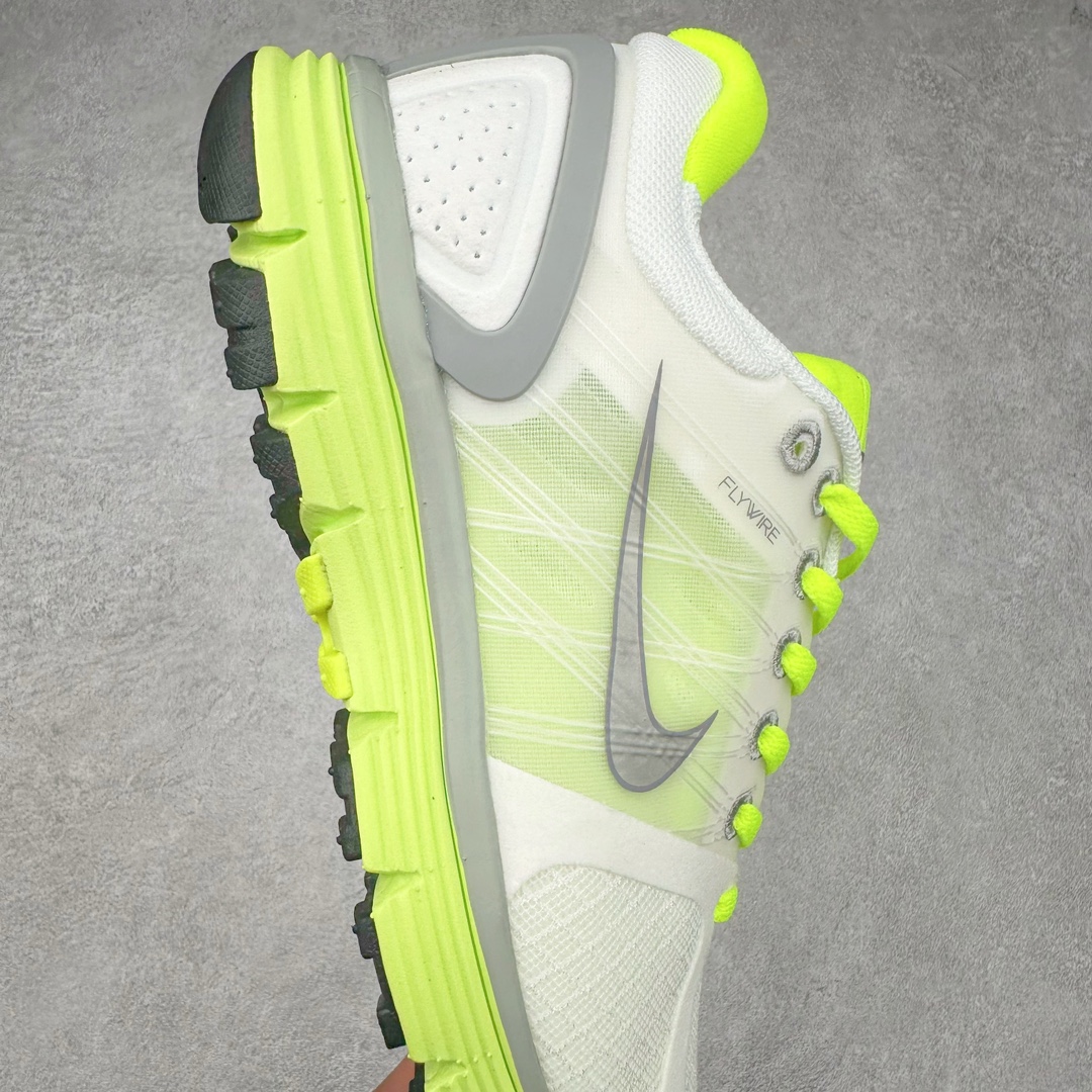 图片[6]-NK Lunar Roam 露娜太空漫步系列轻量透气休闲运动跑步慢跑鞋 407647-100 近期NK推出了备受瞩目的全新跑鞋Lunar Roam，将Lunar科技重新注入市场，为慢跑和日常穿着提供了全新的选择。Nike Lunar科技最早于2008年问世，当时被成功地运用于多款经典鞋款，如Hyperdunk 2008、Air Max 90、Air Force 1等。经过一段时间的沉寂，Lunar科技再度崭露头角，重新定义了舒适性和缓震性能的标准。相比专业跑鞋领域的后起之秀ZoomX，这次Lunar Roam将焦点放在了慢跑鞋的定位上，为用户带来了柔软的脚感和出众的回弹力，使其成为日常穿着的理想之选。Nike Lunar Roam 在外观设计上秉承了2010年前后的复合鞋面设计理念。鞋面采用轻质网布搭配热熔工艺，营造轻盈透气的包裹感受。通过低饱和的大色块拼接，搭配清新的配色，呈现出充满活力的视觉效果。鞋头对称的深灰色TPU与主导色调形成对比，为整体外观注入了一丝千禧年的复古美学。Nike Lunar Roam 不仅在外观上有所创新，在功能方面也引入了一系列先进设计。透气工程网布、Flywire科技的应用以及TPU加固材料的使用，都展示了Nike对于细节和性能的追求。中底依旧采用标志性的Lunar泡棉，提供柔软的脚感和舒适的滚动感，使得这双鞋在慢跑和日常穿着中都能够表现出色。尺码：36 36.5 37.5 38 38.5 39 40-选品中心