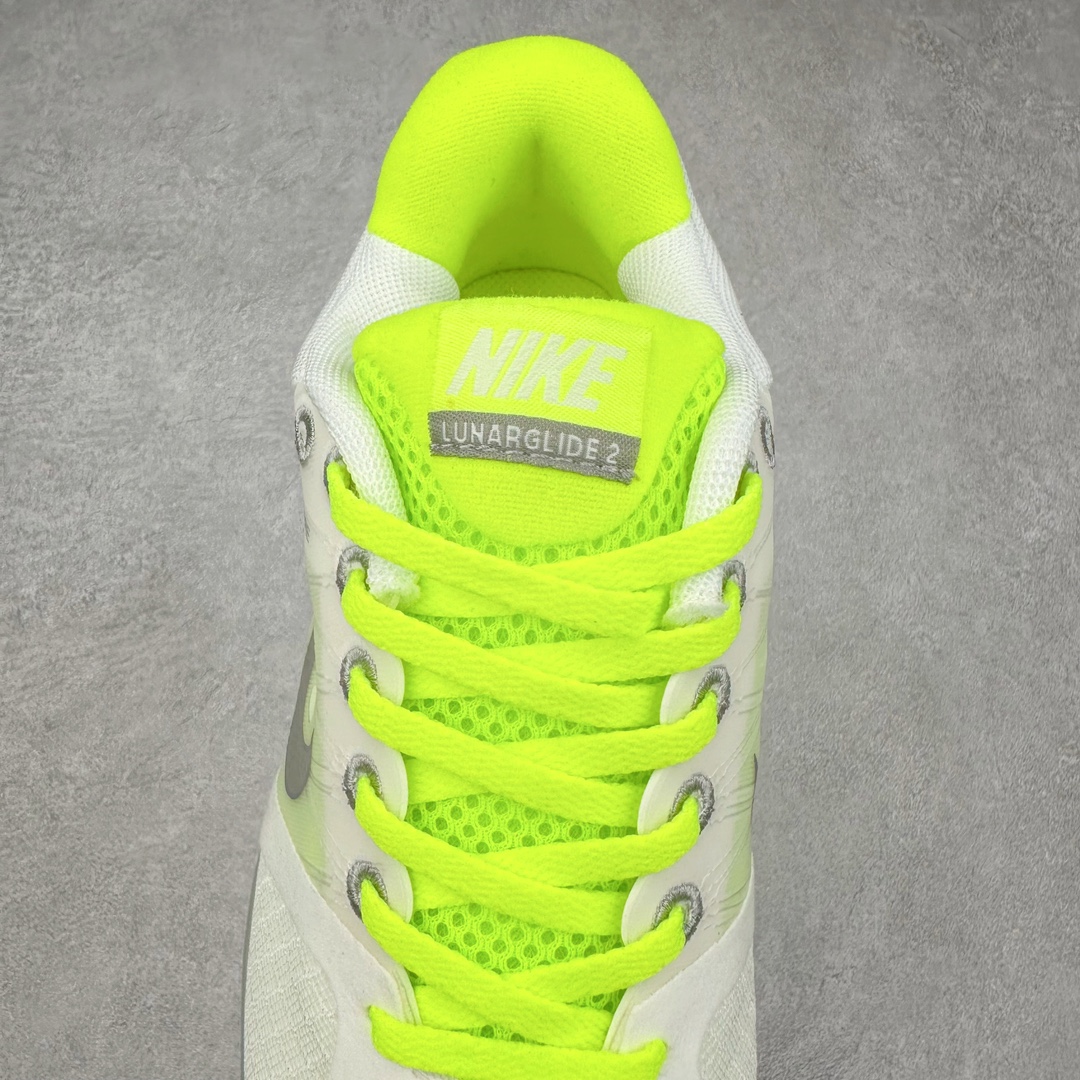 图片[5]-NK Lunar Roam 露娜太空漫步系列轻量透气休闲运动跑步慢跑鞋 407647-100 近期NK推出了备受瞩目的全新跑鞋Lunar Roam，将Lunar科技重新注入市场，为慢跑和日常穿着提供了全新的选择。Nike Lunar科技最早于2008年问世，当时被成功地运用于多款经典鞋款，如Hyperdunk 2008、Air Max 90、Air Force 1等。经过一段时间的沉寂，Lunar科技再度崭露头角，重新定义了舒适性和缓震性能的标准。相比专业跑鞋领域的后起之秀ZoomX，这次Lunar Roam将焦点放在了慢跑鞋的定位上，为用户带来了柔软的脚感和出众的回弹力，使其成为日常穿着的理想之选。Nike Lunar Roam 在外观设计上秉承了2010年前后的复合鞋面设计理念。鞋面采用轻质网布搭配热熔工艺，营造轻盈透气的包裹感受。通过低饱和的大色块拼接，搭配清新的配色，呈现出充满活力的视觉效果。鞋头对称的深灰色TPU与主导色调形成对比，为整体外观注入了一丝千禧年的复古美学。Nike Lunar Roam 不仅在外观上有所创新，在功能方面也引入了一系列先进设计。透气工程网布、Flywire科技的应用以及TPU加固材料的使用，都展示了Nike对于细节和性能的追求。中底依旧采用标志性的Lunar泡棉，提供柔软的脚感和舒适的滚动感，使得这双鞋在慢跑和日常穿着中都能够表现出色。尺码：36 36.5 37.5 38 38.5 39 40-选品中心