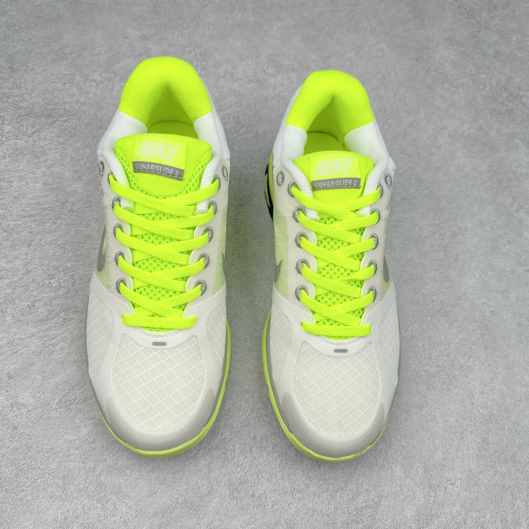 图片[2]-NK Lunar Roam 露娜太空漫步系列轻量透气休闲运动跑步慢跑鞋 407647-100 近期NK推出了备受瞩目的全新跑鞋Lunar Roam，将Lunar科技重新注入市场，为慢跑和日常穿着提供了全新的选择。Nike Lunar科技最早于2008年问世，当时被成功地运用于多款经典鞋款，如Hyperdunk 2008、Air Max 90、Air Force 1等。经过一段时间的沉寂，Lunar科技再度崭露头角，重新定义了舒适性和缓震性能的标准。相比专业跑鞋领域的后起之秀ZoomX，这次Lunar Roam将焦点放在了慢跑鞋的定位上，为用户带来了柔软的脚感和出众的回弹力，使其成为日常穿着的理想之选。Nike Lunar Roam 在外观设计上秉承了2010年前后的复合鞋面设计理念。鞋面采用轻质网布搭配热熔工艺，营造轻盈透气的包裹感受。通过低饱和的大色块拼接，搭配清新的配色，呈现出充满活力的视觉效果。鞋头对称的深灰色TPU与主导色调形成对比，为整体外观注入了一丝千禧年的复古美学。Nike Lunar Roam 不仅在外观上有所创新，在功能方面也引入了一系列先进设计。透气工程网布、Flywire科技的应用以及TPU加固材料的使用，都展示了Nike对于细节和性能的追求。中底依旧采用标志性的Lunar泡棉，提供柔软的脚感和舒适的滚动感，使得这双鞋在慢跑和日常穿着中都能够表现出色。尺码：36 36.5 37.5 38 38.5 39 40-选品中心