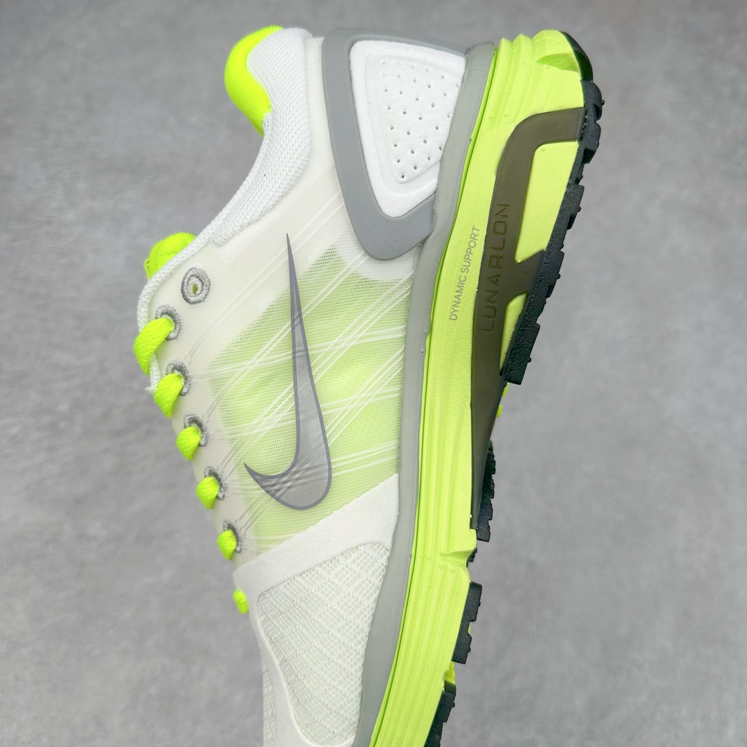 图片[7]-NK Lunar Roam 露娜太空漫步系列轻量透气休闲运动跑步慢跑鞋 407647-100 近期NK推出了备受瞩目的全新跑鞋Lunar Roam，将Lunar科技重新注入市场，为慢跑和日常穿着提供了全新的选择。Nike Lunar科技最早于2008年问世，当时被成功地运用于多款经典鞋款，如Hyperdunk 2008、Air Max 90、Air Force 1等。经过一段时间的沉寂，Lunar科技再度崭露头角，重新定义了舒适性和缓震性能的标准。相比专业跑鞋领域的后起之秀ZoomX，这次Lunar Roam将焦点放在了慢跑鞋的定位上，为用户带来了柔软的脚感和出众的回弹力，使其成为日常穿着的理想之选。Nike Lunar Roam 在外观设计上秉承了2010年前后的复合鞋面设计理念。鞋面采用轻质网布搭配热熔工艺，营造轻盈透气的包裹感受。通过低饱和的大色块拼接，搭配清新的配色，呈现出充满活力的视觉效果。鞋头对称的深灰色TPU与主导色调形成对比，为整体外观注入了一丝千禧年的复古美学。Nike Lunar Roam 不仅在外观上有所创新，在功能方面也引入了一系列先进设计。透气工程网布、Flywire科技的应用以及TPU加固材料的使用，都展示了Nike对于细节和性能的追求。中底依旧采用标志性的Lunar泡棉，提供柔软的脚感和舒适的滚动感，使得这双鞋在慢跑和日常穿着中都能够表现出色。尺码：36 36.5 37.5 38 38.5 39 40-选品中心