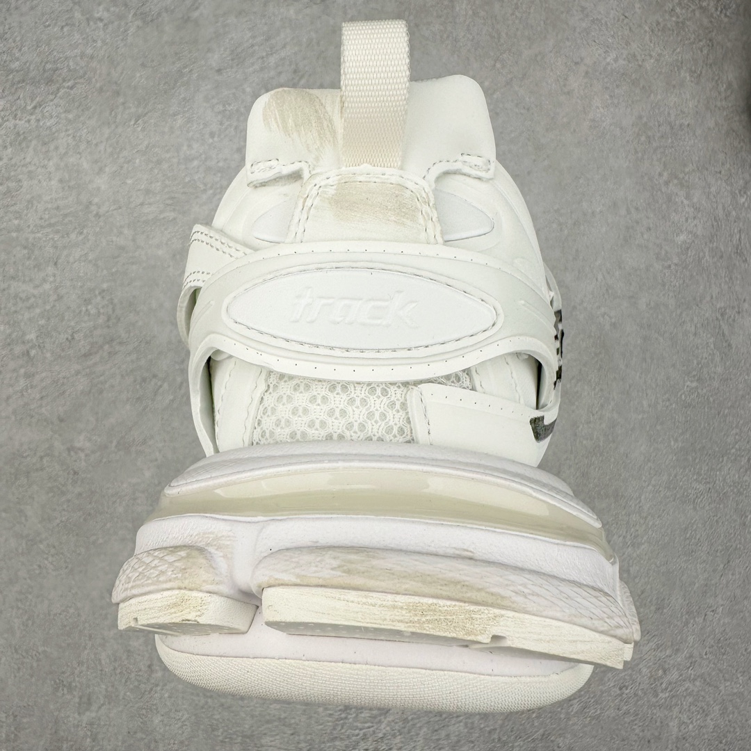 图片[8]-＃纯原 BALENCIAGA Track Trainers 巴黎世家 3.0代复古野跑姥爹潮流百搭慢跑鞋 成份：47%涤纶 40%聚氨酯纤维 13%Nylon 采用尼龙和网眼布制成 100%不含皮革 尺码饰于足尖 鞋后跟压印Track字样 外底正面压印BB标识 外侧印有Balenciaga印花 鞋舌压印Balenciaga标识 双鞋带以常规方式打结 后帮及鞋舌配有拉环鞋提 动态鞋底设计 为双脚带来后续的助力 50毫米鞋弓 水洗做旧风格 中国制造 此商品提供Balenciaga防尘袋和包装盒 尺码：35/46-选品中心