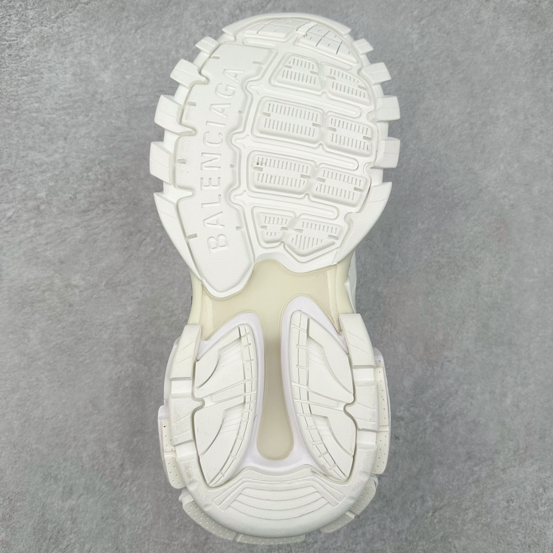 图片[9]-＃纯原 BALENCIAGA Track Trainers 巴黎世家 3.0代复古野跑姥爹潮流百搭慢跑鞋 成份：47%涤纶 40%聚氨酯纤维 13%Nylon 采用尼龙和网眼布制成 100%不含皮革 尺码饰于足尖 鞋后跟压印Track字样 外底正面压印BB标识 外侧印有Balenciaga印花 鞋舌压印Balenciaga标识 双鞋带以常规方式打结 后帮及鞋舌配有拉环鞋提 动态鞋底设计 为双脚带来后续的助力 50毫米鞋弓 水洗做旧风格 中国制造 此商品提供Balenciaga防尘袋和包装盒 尺码：35/46-选品中心