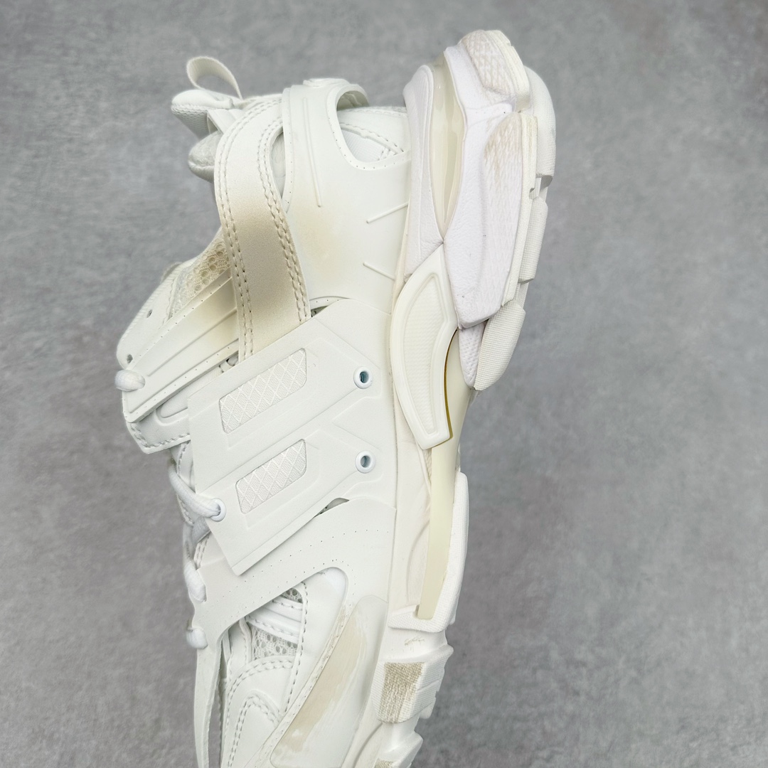 图片[7]-＃纯原 BALENCIAGA Track Trainers 巴黎世家 3.0代复古野跑姥爹潮流百搭慢跑鞋 成份：47%涤纶 40%聚氨酯纤维 13%Nylon 采用尼龙和网眼布制成 100%不含皮革 尺码饰于足尖 鞋后跟压印Track字样 外底正面压印BB标识 外侧印有Balenciaga印花 鞋舌压印Balenciaga标识 双鞋带以常规方式打结 后帮及鞋舌配有拉环鞋提 动态鞋底设计 为双脚带来后续的助力 50毫米鞋弓 水洗做旧风格 中国制造 此商品提供Balenciaga防尘袋和包装盒 尺码：35/46-选品中心