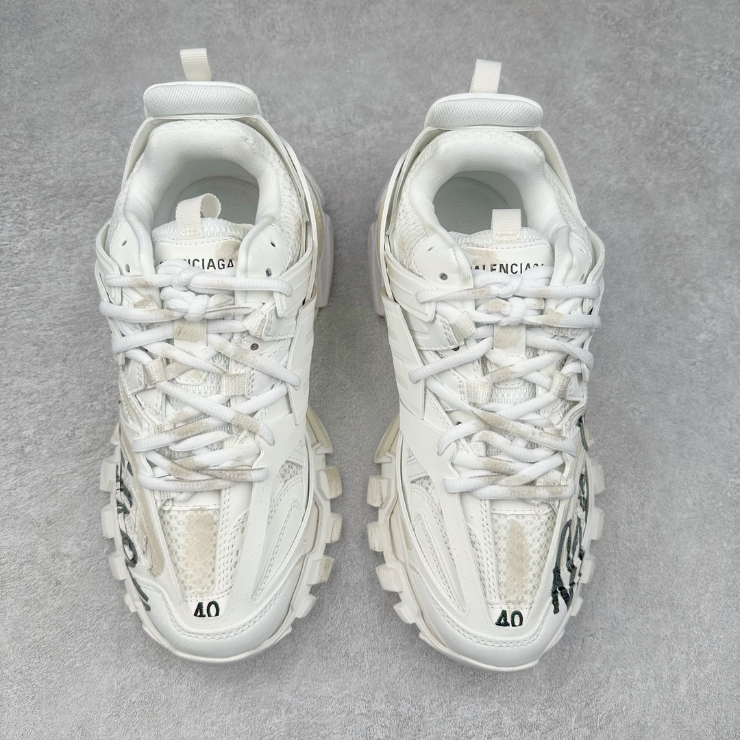 图片[2]-＃纯原 BALENCIAGA Track Trainers 巴黎世家 3.0代复古野跑姥爹潮流百搭慢跑鞋 成份：47%涤纶 40%聚氨酯纤维 13%Nylon 采用尼龙和网眼布制成 100%不含皮革 尺码饰于足尖 鞋后跟压印Track字样 外底正面压印BB标识 外侧印有Balenciaga印花 鞋舌压印Balenciaga标识 双鞋带以常规方式打结 后帮及鞋舌配有拉环鞋提 动态鞋底设计 为双脚带来后续的助力 50毫米鞋弓 水洗做旧风格 中国制造 此商品提供Balenciaga防尘袋和包装盒 尺码：35/46-选品中心