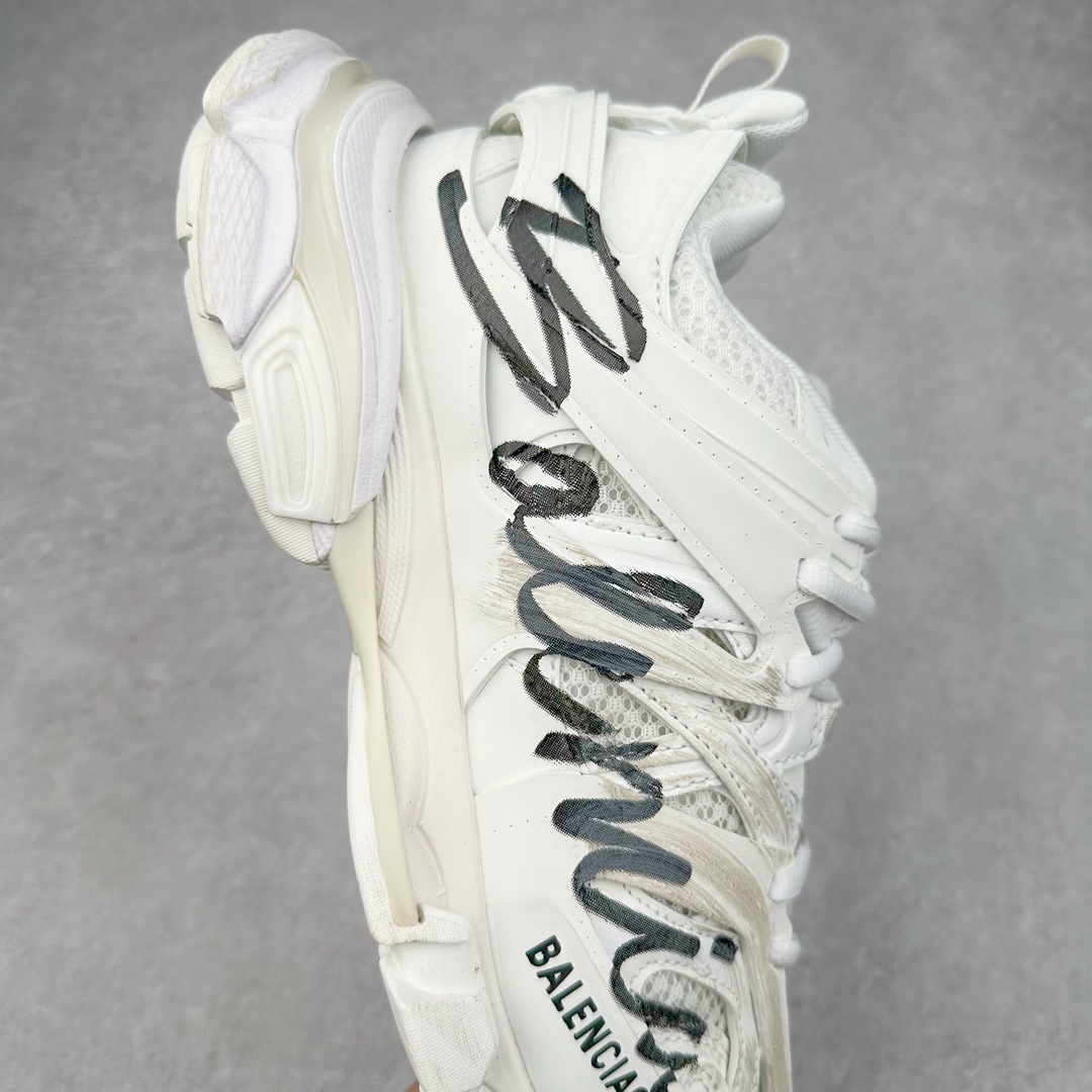 图片[6]-＃纯原 BALENCIAGA Track Trainers 巴黎世家 3.0代复古野跑姥爹潮流百搭慢跑鞋 成份：47%涤纶 40%聚氨酯纤维 13%Nylon 采用尼龙和网眼布制成 100%不含皮革 尺码饰于足尖 鞋后跟压印Track字样 外底正面压印BB标识 外侧印有Balenciaga印花 鞋舌压印Balenciaga标识 双鞋带以常规方式打结 后帮及鞋舌配有拉环鞋提 动态鞋底设计 为双脚带来后续的助力 50毫米鞋弓 水洗做旧风格 中国制造 此商品提供Balenciaga防尘袋和包装盒 尺码：35/46-选品中心
