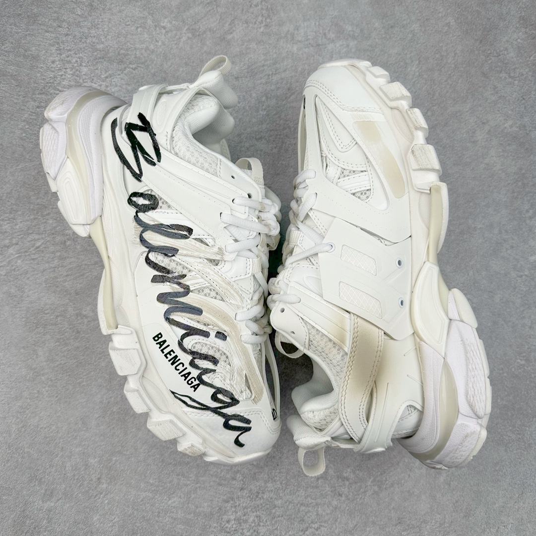 图片[3]-＃纯原 BALENCIAGA Track Trainers 巴黎世家 3.0代复古野跑姥爹潮流百搭慢跑鞋 成份：47%涤纶 40%聚氨酯纤维 13%Nylon 采用尼龙和网眼布制成 100%不含皮革 尺码饰于足尖 鞋后跟压印Track字样 外底正面压印BB标识 外侧印有Balenciaga印花 鞋舌压印Balenciaga标识 双鞋带以常规方式打结 后帮及鞋舌配有拉环鞋提 动态鞋底设计 为双脚带来后续的助力 50毫米鞋弓 水洗做旧风格 中国制造 此商品提供Balenciaga防尘袋和包装盒 尺码：35/46-选品中心