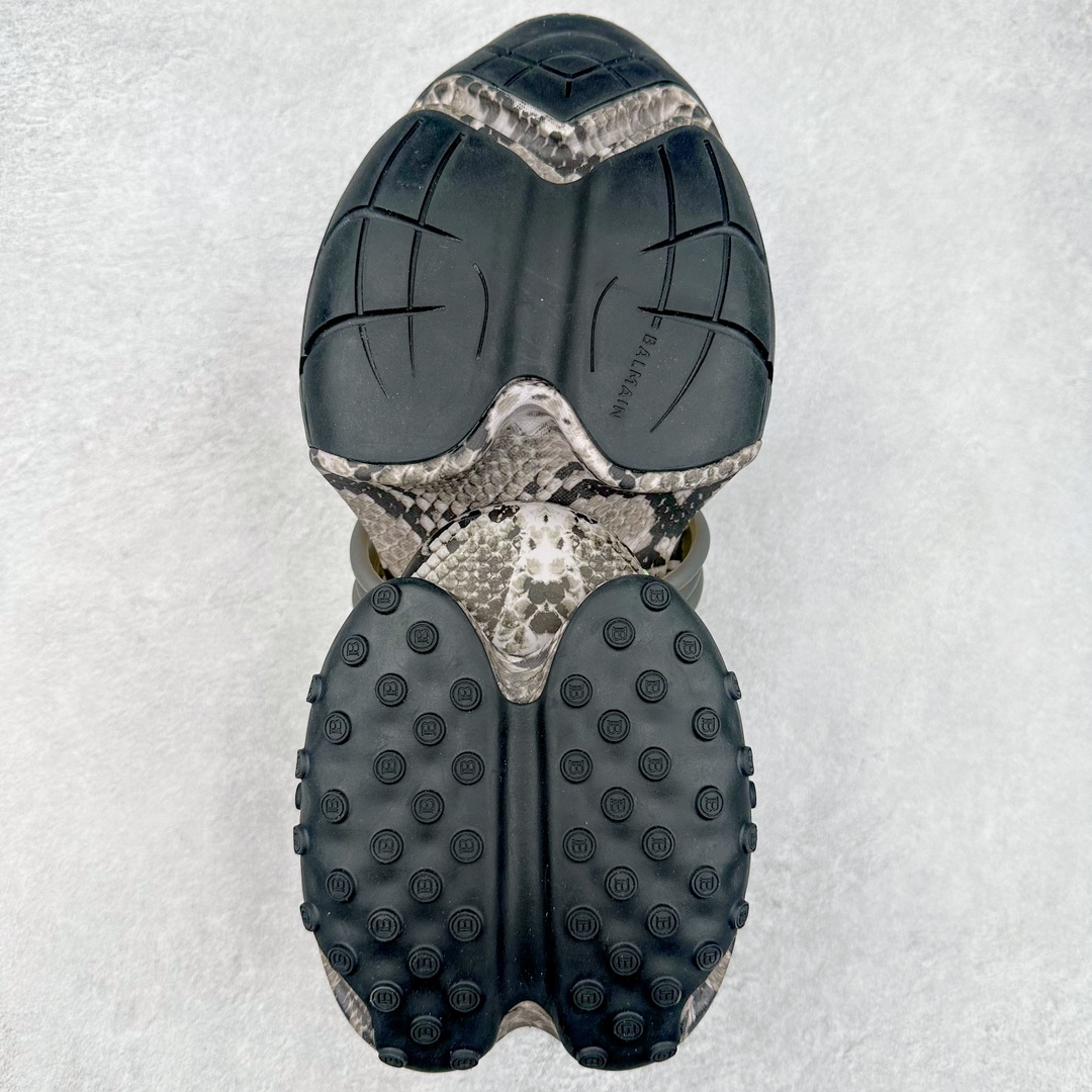 图片[9]-宇宙飞船前卫造型 演绎未来风格 法国时装设计师皮埃尔·巴尔曼主理品牌-巴尔曼/Balmain Unicorn Low Sneakers 独角兽系列低帮增高厚前卫老爹风休闲运动慢跑鞋 #男女鞋原楦原纸版开发版型#采用热熔处理高密太空棉鞋面材质#原版一致硬质大礼盒及附送防尘袋#灌注式超软PU脚感乳胶物料鞋垫#全新开发8层组合夸张鞋底#中底嵌入EVA轻量缓震物料 BALMAIN 正式推出全新 UNICORN 运动鞋 鞋款在最近的 BALMAIN 时装秀上已经亮相 它有着全新的廓形并融入了“新法式风格” 同时它有着流畅的线条以及多个组成模块，并有舒适性减震缓冲系统来提升脚感 Unicorn鞋款系列块状拼合的船型鞋身来自神话世界中的「独角兽」 力与美的型态兼容在既存球鞋领域带来未知异彩 其添识一眼即可辨认的「金属狮首」 更是象征着Balmain在设计上勇敢尝试的野性呼唤 尺码：35-46-选品中心