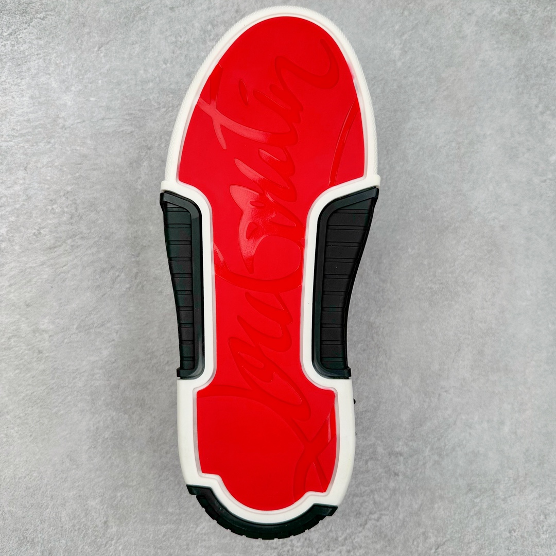 图片[9]-Christian Louboutin 24SS 红底运动鞋 Astroloubi运动鞋以90年代的篮球与滑板文化为灵感，将复古与现代潮流完美结合。鞋面采用精致的小牛皮和麂皮材质，搭配标志性的红色鞋底，鞋背铆钉装饰与鞋侧的CL字母标志互相呼应，展现大胆且独具个性的设计风格。无论是街头潮流还是高端时尚，都能轻松驾驭。 这款运动鞋不仅外形出众，还兼具舒适与实用性。后跟拉袢设计便于快速穿脱，40mm橡胶鞋底提供稳固支撑。鞋垫采用欧索莱科技，带来极致舒适的脚感。 材质：小牛皮、Tpu、铆钉、网布 鞋垫：欧索莱 鞋底：Tpu 内置Pu填充 包装：高档原装鞋盒 尺码：36 36.5 37.5 38 38.5 39 40 40.5 41 42 42.5 43 44 44.5 45 46 47-选品中心