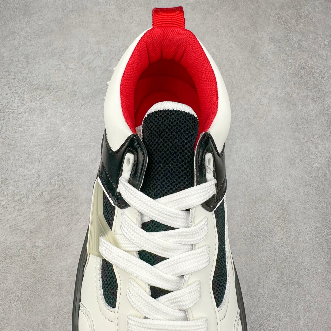 图片[5]-Christian Louboutin 24SS 红底运动鞋 Astroloubi运动鞋以90年代的篮球与滑板文化为灵感，将复古与现代潮流完美结合。鞋面采用精致的小牛皮和麂皮材质，搭配标志性的红色鞋底，鞋背铆钉装饰与鞋侧的CL字母标志互相呼应，展现大胆且独具个性的设计风格。无论是街头潮流还是高端时尚，都能轻松驾驭。 这款运动鞋不仅外形出众，还兼具舒适与实用性。后跟拉袢设计便于快速穿脱，40mm橡胶鞋底提供稳固支撑。鞋垫采用欧索莱科技，带来极致舒适的脚感。 材质：小牛皮、Tpu、铆钉、网布 鞋垫：欧索莱 鞋底：Tpu 内置Pu填充 包装：高档原装鞋盒 尺码：36 36.5 37.5 38 38.5 39 40 40.5 41 42 42.5 43 44 44.5 45 46 47-选品中心