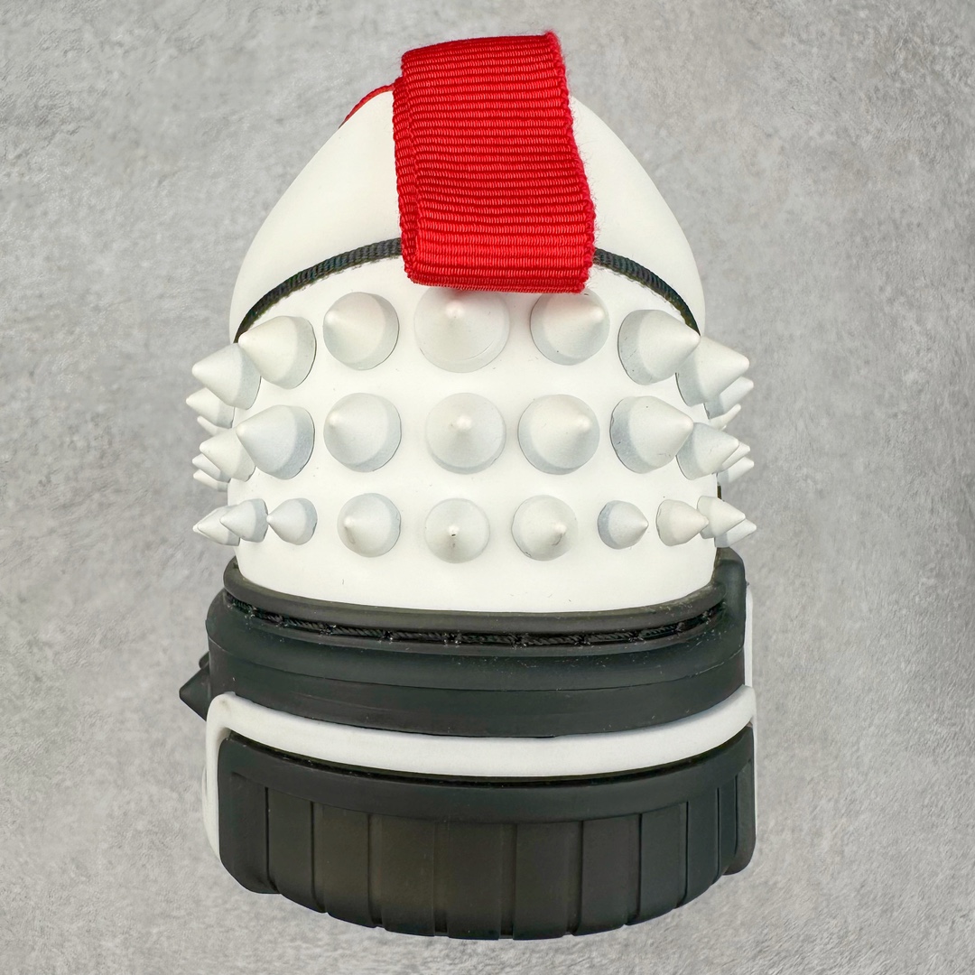 图片[8]-Christian Louboutin 24SS 红底运动鞋 Astroloubi运动鞋以90年代的篮球与滑板文化为灵感，将复古与现代潮流完美结合。鞋面采用精致的小牛皮和麂皮材质，搭配标志性的红色鞋底，鞋背铆钉装饰与鞋侧的CL字母标志互相呼应，展现大胆且独具个性的设计风格。无论是街头潮流还是高端时尚，都能轻松驾驭。 这款运动鞋不仅外形出众，还兼具舒适与实用性。后跟拉袢设计便于快速穿脱，40mm橡胶鞋底提供稳固支撑。鞋垫采用欧索莱科技，带来极致舒适的脚感。 材质：小牛皮、Tpu、铆钉、网布 鞋垫：欧索莱 鞋底：Tpu 内置Pu填充 包装：高档原装鞋盒 尺码：36 36.5 37.5 38 38.5 39 40 40.5 41 42 42.5 43 44 44.5 45 46 47-选品中心