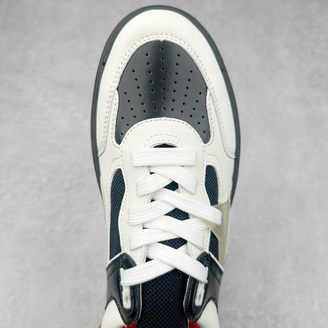 图片[4]-Christian Louboutin 24SS 红底运动鞋 Astroloubi运动鞋以90年代的篮球与滑板文化为灵感，将复古与现代潮流完美结合。鞋面采用精致的小牛皮和麂皮材质，搭配标志性的红色鞋底，鞋背铆钉装饰与鞋侧的CL字母标志互相呼应，展现大胆且独具个性的设计风格。无论是街头潮流还是高端时尚，都能轻松驾驭。 这款运动鞋不仅外形出众，还兼具舒适与实用性。后跟拉袢设计便于快速穿脱，40mm橡胶鞋底提供稳固支撑。鞋垫采用欧索莱科技，带来极致舒适的脚感。 材质：小牛皮、Tpu、铆钉、网布 鞋垫：欧索莱 鞋底：Tpu 内置Pu填充 包装：高档原装鞋盒 尺码：36 36.5 37.5 38 38.5 39 40 40.5 41 42 42.5 43 44 44.5 45 46 47-选品中心