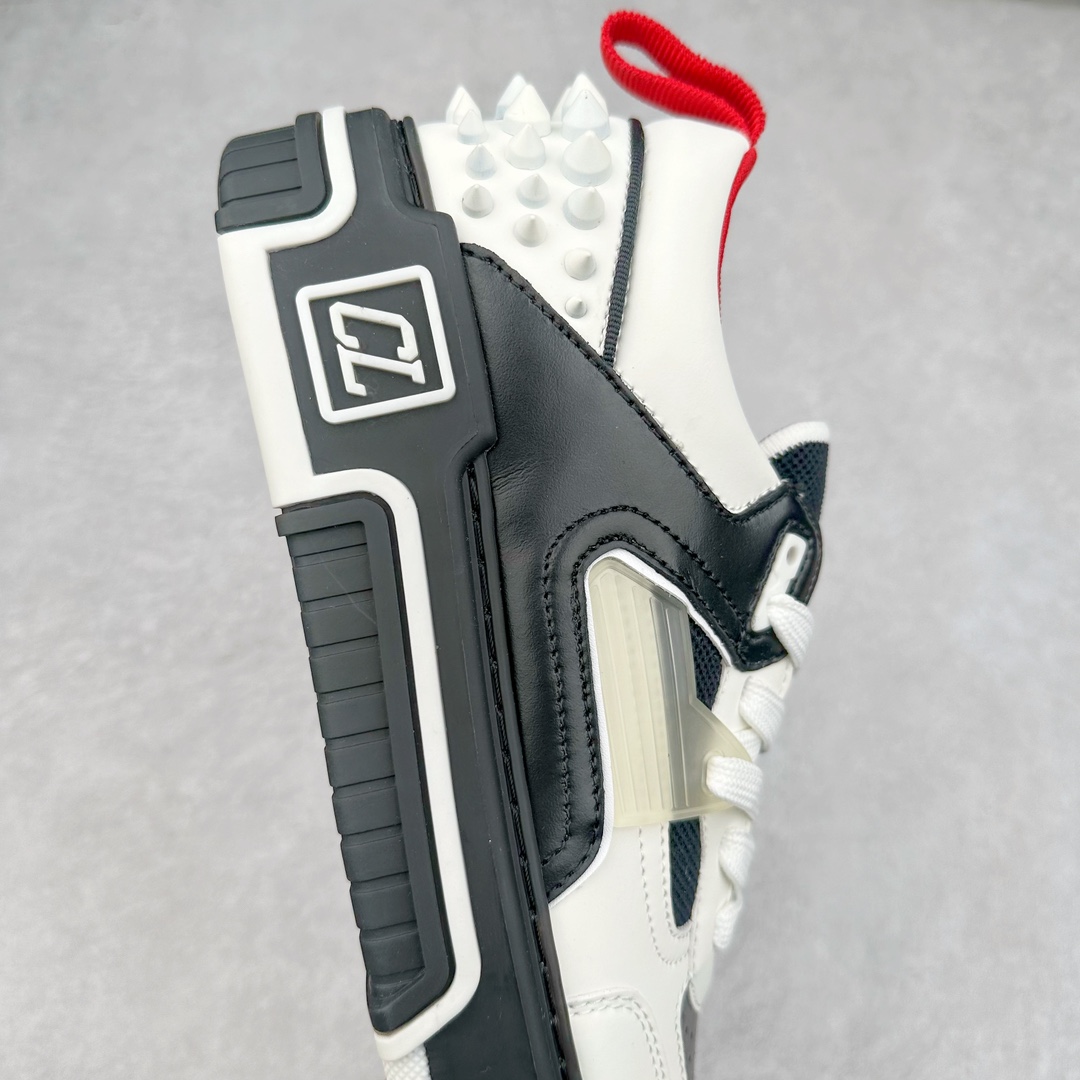 图片[6]-Christian Louboutin 24SS 红底运动鞋 Astroloubi运动鞋以90年代的篮球与滑板文化为灵感，将复古与现代潮流完美结合。鞋面采用精致的小牛皮和麂皮材质，搭配标志性的红色鞋底，鞋背铆钉装饰与鞋侧的CL字母标志互相呼应，展现大胆且独具个性的设计风格。无论是街头潮流还是高端时尚，都能轻松驾驭。 这款运动鞋不仅外形出众，还兼具舒适与实用性。后跟拉袢设计便于快速穿脱，40mm橡胶鞋底提供稳固支撑。鞋垫采用欧索莱科技，带来极致舒适的脚感。 材质：小牛皮、Tpu、铆钉、网布 鞋垫：欧索莱 鞋底：Tpu 内置Pu填充 包装：高档原装鞋盒 尺码：36 36.5 37.5 38 38.5 39 40 40.5 41 42 42.5 43 44 44.5 45 46 47-选品中心