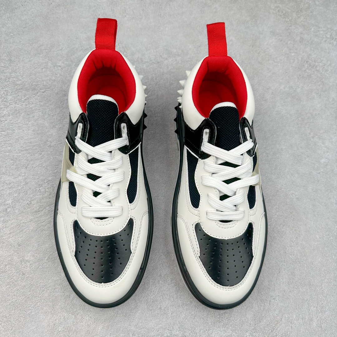 图片[2]-Christian Louboutin 24SS 红底运动鞋 Astroloubi运动鞋以90年代的篮球与滑板文化为灵感，将复古与现代潮流完美结合。鞋面采用精致的小牛皮和麂皮材质，搭配标志性的红色鞋底，鞋背铆钉装饰与鞋侧的CL字母标志互相呼应，展现大胆且独具个性的设计风格。无论是街头潮流还是高端时尚，都能轻松驾驭。 这款运动鞋不仅外形出众，还兼具舒适与实用性。后跟拉袢设计便于快速穿脱，40mm橡胶鞋底提供稳固支撑。鞋垫采用欧索莱科技，带来极致舒适的脚感。 材质：小牛皮、Tpu、铆钉、网布 鞋垫：欧索莱 鞋底：Tpu 内置Pu填充 包装：高档原装鞋盒 尺码：36 36.5 37.5 38 38.5 39 40 40.5 41 42 42.5 43 44 44.5 45 46 47-选品中心