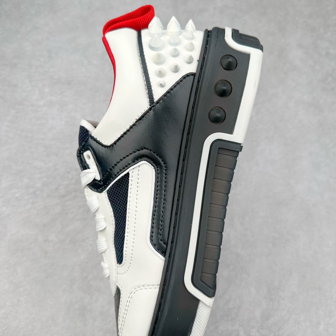 图片[7]-Christian Louboutin 24SS 红底运动鞋 Astroloubi运动鞋以90年代的篮球与滑板文化为灵感，将复古与现代潮流完美结合。鞋面采用精致的小牛皮和麂皮材质，搭配标志性的红色鞋底，鞋背铆钉装饰与鞋侧的CL字母标志互相呼应，展现大胆且独具个性的设计风格。无论是街头潮流还是高端时尚，都能轻松驾驭。 这款运动鞋不仅外形出众，还兼具舒适与实用性。后跟拉袢设计便于快速穿脱，40mm橡胶鞋底提供稳固支撑。鞋垫采用欧索莱科技，带来极致舒适的脚感。 材质：小牛皮、Tpu、铆钉、网布 鞋垫：欧索莱 鞋底：Tpu 内置Pu填充 包装：高档原装鞋盒 尺码：36 36.5 37.5 38 38.5 39 40 40.5 41 42 42.5 43 44 44.5 45 46 47-选品中心