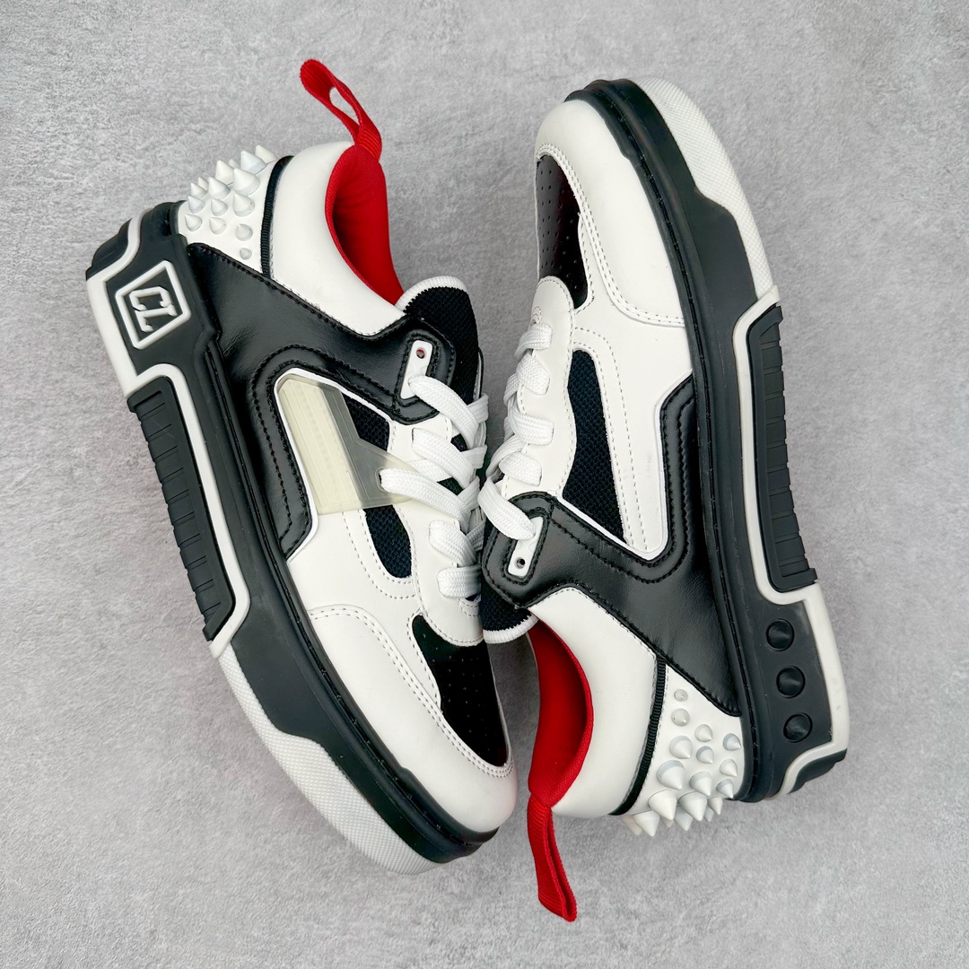 图片[3]-Christian Louboutin 24SS 红底运动鞋 Astroloubi运动鞋以90年代的篮球与滑板文化为灵感，将复古与现代潮流完美结合。鞋面采用精致的小牛皮和麂皮材质，搭配标志性的红色鞋底，鞋背铆钉装饰与鞋侧的CL字母标志互相呼应，展现大胆且独具个性的设计风格。无论是街头潮流还是高端时尚，都能轻松驾驭。 这款运动鞋不仅外形出众，还兼具舒适与实用性。后跟拉袢设计便于快速穿脱，40mm橡胶鞋底提供稳固支撑。鞋垫采用欧索莱科技，带来极致舒适的脚感。 材质：小牛皮、Tpu、铆钉、网布 鞋垫：欧索莱 鞋底：Tpu 内置Pu填充 包装：高档原装鞋盒 尺码：36 36.5 37.5 38 38.5 39 40 40.5 41 42 42.5 43 44 44.5 45 46 47-选品中心