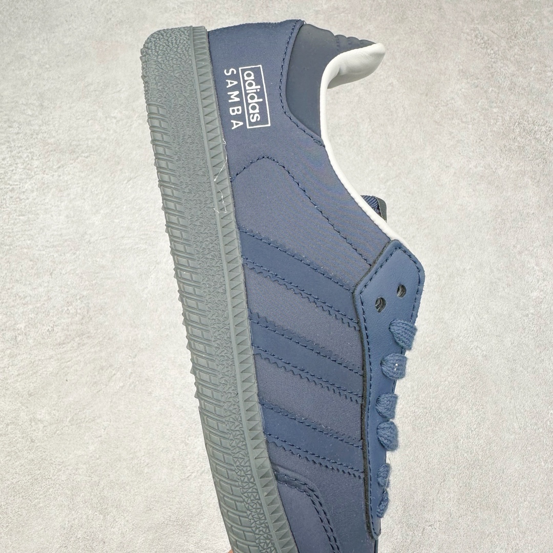 图片[6]-＃特价福利 AD Original Samba OG/Gazelle Indoor Trainers 复古经典轻便板鞋 口碑大厂出品 品控大底版型不断改良更新 全套原纸板楦头开发 确保原汁原味 完美呈现桑巴版型 一比一鞋头弧度高度鞋身弧度 此版本只针对中端市场 皮料材质有所更替 其他数据细节工艺流程均保持一致 绝不口嗨 细节品控鞋型随意对比 正确烫金高频细节 原装纳米超迁皮料 独家私模橡胶大底 原盒原配 这款桑巴鞋展示了高质量的工艺 带有装饰的超锁缝制和无缝的手感 柔软、柔软的皮革造型和标志性的3条纹完成了精致的外观 正规合身鞋带 鞋面上有绒面鞋垫 橡胶鞋底 享受正畸套筒软感 自50年代首次亮相以来就一直在赢得粉丝的青睐 尺码：36 36.5 37.5 38 38.5 39 40 40.5 41 42 42.5 43 44 44.5 45-选品中心