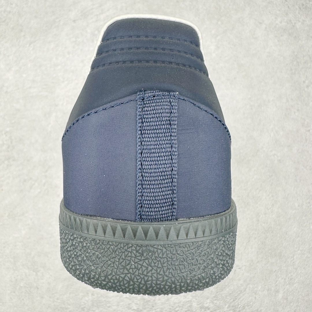 图片[8]-＃特价福利 AD Original Samba OG/Gazelle Indoor Trainers 复古经典轻便板鞋 口碑大厂出品 品控大底版型不断改良更新 全套原纸板楦头开发 确保原汁原味 完美呈现桑巴版型 一比一鞋头弧度高度鞋身弧度 此版本只针对中端市场 皮料材质有所更替 其他数据细节工艺流程均保持一致 绝不口嗨 细节品控鞋型随意对比 正确烫金高频细节 原装纳米超迁皮料 独家私模橡胶大底 原盒原配 这款桑巴鞋展示了高质量的工艺 带有装饰的超锁缝制和无缝的手感 柔软、柔软的皮革造型和标志性的3条纹完成了精致的外观 正规合身鞋带 鞋面上有绒面鞋垫 橡胶鞋底 享受正畸套筒软感 自50年代首次亮相以来就一直在赢得粉丝的青睐 尺码：36 36.5 37.5 38 38.5 39 40 40.5 41 42 42.5 43 44 44.5 45-选品中心