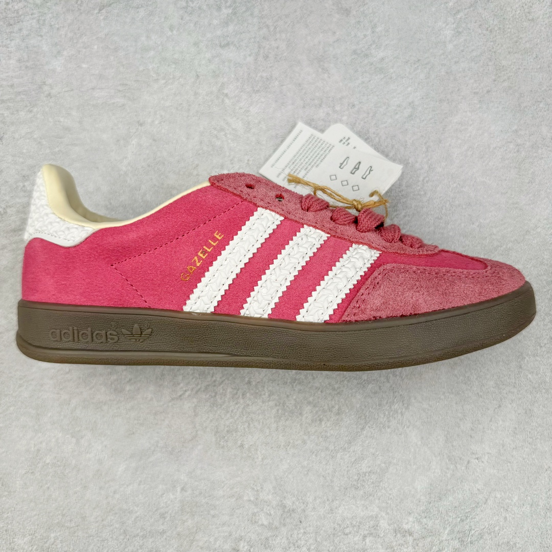 ＃特价福利 AD Original Samba OG/Gazelle Indoor Trainers 复古经典轻便板鞋 口碑大厂出品 品控大底版型不断改良更新 全套原纸板楦头开发 确保原汁原味 完美呈现桑巴版型 一比一鞋头弧度高度鞋身弧度 此版本只针对中端市场 皮料材质有所更替 其他数据细节工艺流程均保持一致 绝不口嗨 细节品控鞋型随意对比 正确烫金高频细节 原装纳米超迁皮料 独家私模橡胶大底 原盒原配 这款桑巴鞋展示了高质量的工艺 带有装饰的超锁缝制和无缝的手感 柔软、柔软的皮革造型和标志性的3条纹完成了精致的外观 正规合身鞋带 鞋面上有绒面鞋垫 橡胶鞋底 享受正畸套筒软感 自50年代首次亮相以来就一直在赢得粉丝的青睐 尺码：36 36.5 37.5 38 38.5 39 40 40.5 41 42 42.5 43 44 44.5 45-选品中心