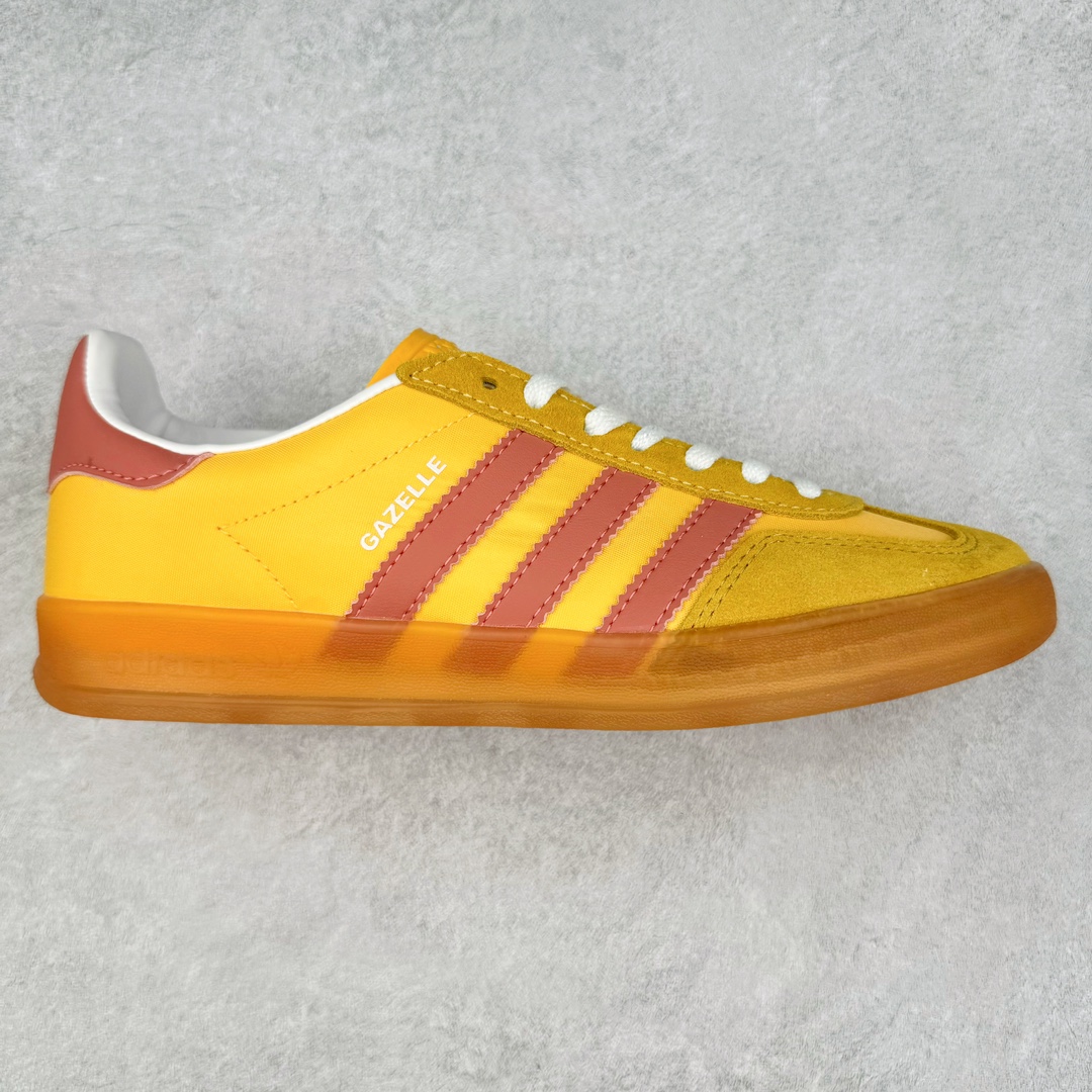 图片[5]-＃特价福利 AD Original Samba OG/Gazelle Indoor Trainers 复古经典轻便板鞋 口碑大厂出品 品控大底版型不断改良更新 全套原纸板楦头开发 确保原汁原味 完美呈现桑巴版型 一比一鞋头弧度高度鞋身弧度 此版本只针对中端市场 皮料材质有所更替 其他数据细节工艺流程均保持一致 绝不口嗨 细节品控鞋型随意对比 正确烫金高频细节 原装纳米超迁皮料 独家私模橡胶大底 原盒原配 这款桑巴鞋展示了高质量的工艺 带有装饰的超锁缝制和无缝的手感 柔软、柔软的皮革造型和标志性的3条纹完成了精致的外观 正规合身鞋带 鞋面上有绒面鞋垫 橡胶鞋底 享受正畸套筒软感 自50年代首次亮相以来就一直在赢得粉丝的青睐 尺码：36 36.5 37.5 38 38.5 39 40 40.5 41 42 42.5 43 44 44.5 45-选品中心